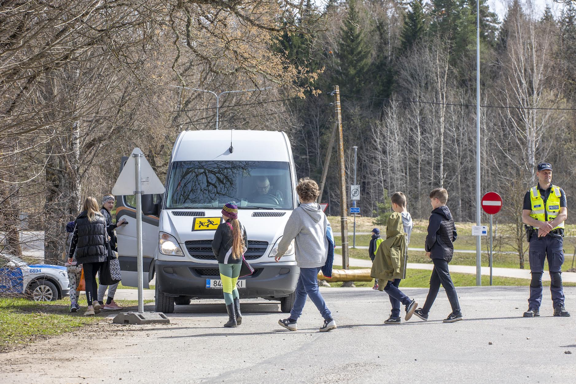 Liiklustalgud andsid põhjuse mitmel pool märgata peale kiiruseületamise ka teisi kitsaskohti liikluses. Piirkonnapolitseinik Elar  Sarik käis Puiga põhikooli ees liiklust rahustamas ning teavitustööd tegemas. Foto: AIGAR NAGEL