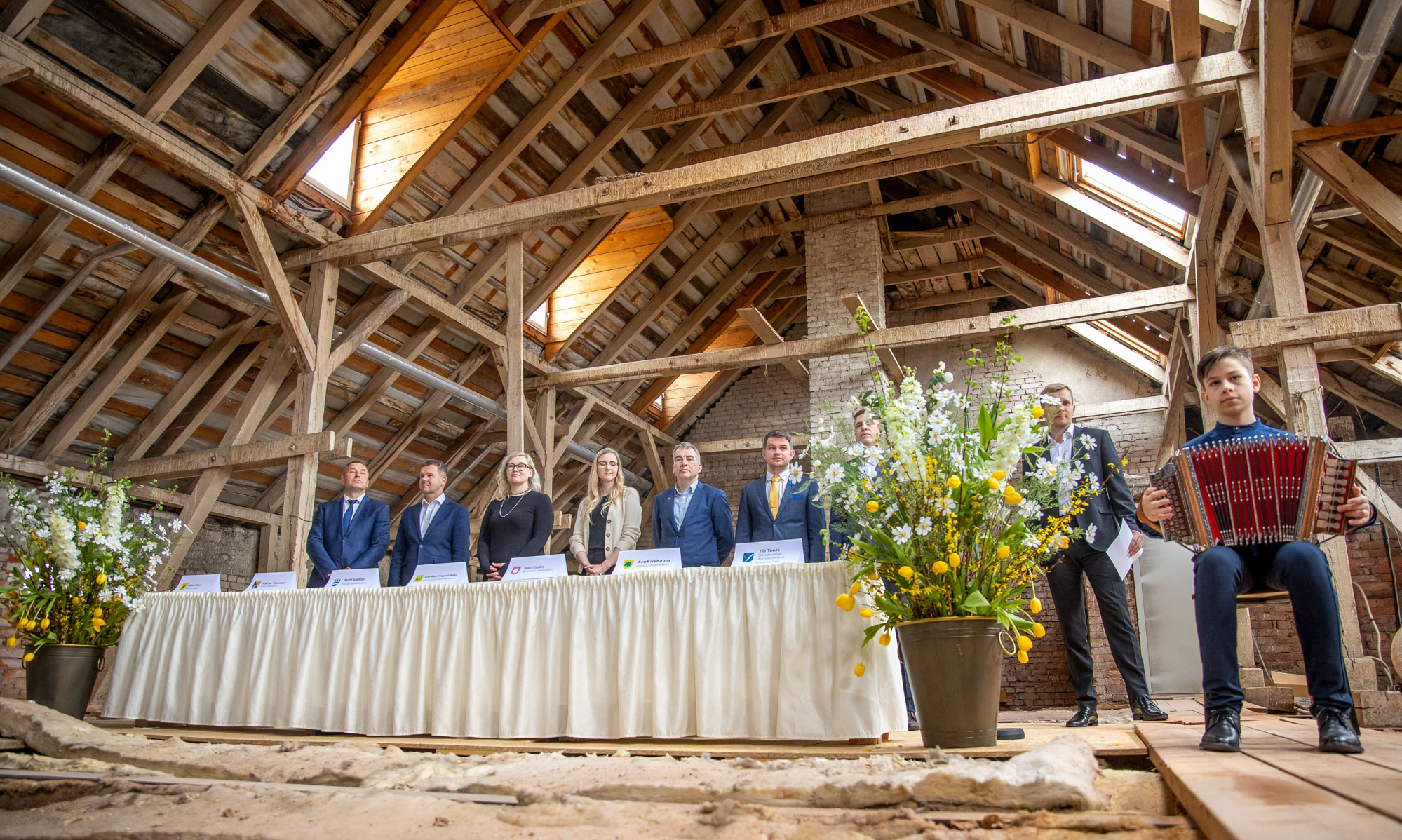 Ajaloolisele ürikule panid käed alla Võru linnapea Kalvi Kõva, Võru vallavanem Kalmer Puusepp, Rõuge vallavanem Britt Vahter, MTÜ Tuleviku Tehnoloogiaharidus esindaja Elle-Mari Pappel-Näks, Setomaa vallavanem Raul Kudre, Antsla vallavanem Avo Kirsbaum ning SA Võrumaa Arenduskeskus juhatuse liige Tiit Toots. FOTOD: Aigar Nagel Ajaloolisele ürikule panid käed alla Võru linnapea Kalvi Kõva, Võru vallavanem Kalmer Puusepp, Rõuge vallavanem Britt Vahter, MTÜ Tuleviku Tehnoloogiaharidus esindaja Elle-Mari Pappel-Näks, Setomaa vallavanem Raul Kudre, Antsla vallavanem Avo Kirsbaum ning SA Võrumaa Arenduskeskus juhatuse liige Tiit Toots. FOTOD: Aigar Nagel