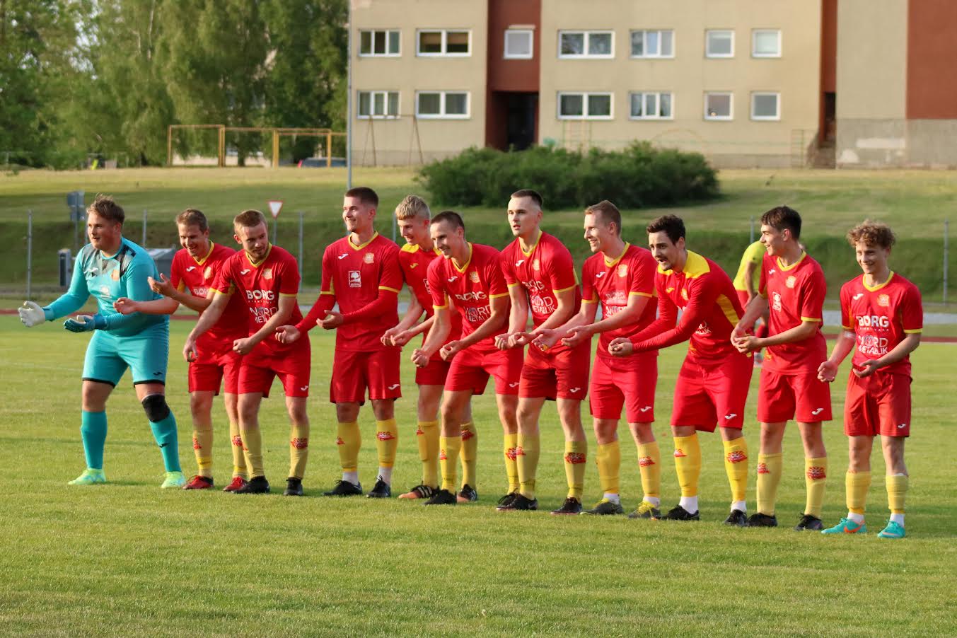 „Beebi kiigutamiseks“ oli Võru Heliose meestel põhjust topelt – kui mängupäeval sai tütre isaks Eduard Desjatski, siis nädal varem meeskonna eelmine kapten Reijo Künnapuu. Foto Võru FC Helios