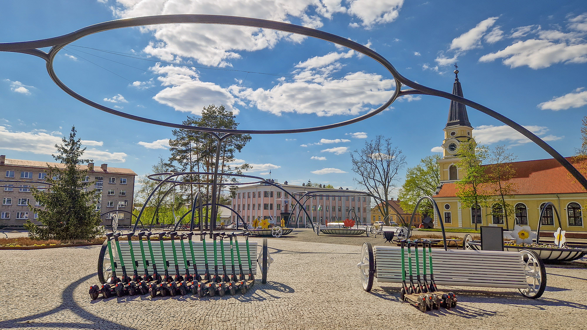 Üheks populaarseks tõukerataste parkimispunktiks on linna keskväljak. FOTO: Aigar Nagel