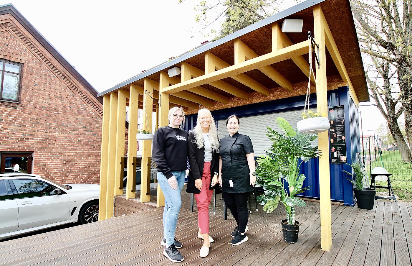 Eva Sushi välisterrassilt üle ääre kummardudes on näha Tamula järv, südalinn on kiviviske kaugusel. Pildil klienditeenindaja Piret Rummi (vasakult), Eva Traagel ja kokk Aleksandra Nagibina. Järgmisel aastal saab Eva Sushi kümneaastaseks. Foto: KALEV ANNOM