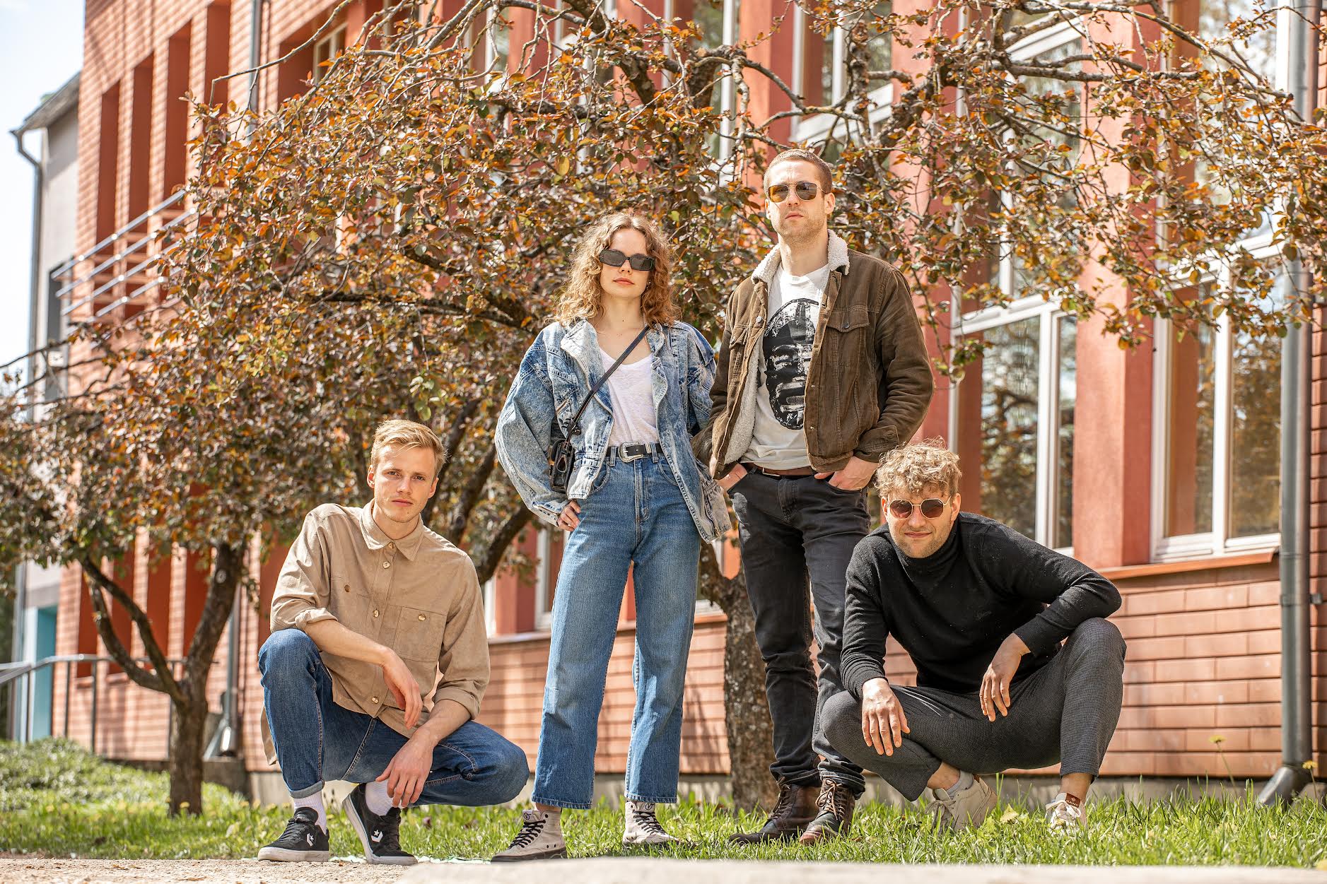 Karel Käos (vasakult), Marion Tammet, Markus Truup ja Nils Mattias Steinberg Kandle aias. Käeoleva nädala lõpus Kandles  esietenduva „Kadunud käe” ainestikul ja näitlejatel on nii mõndagi Võrumaa ja võrumaalastega ühist. Foto: AIGAR NAGEL