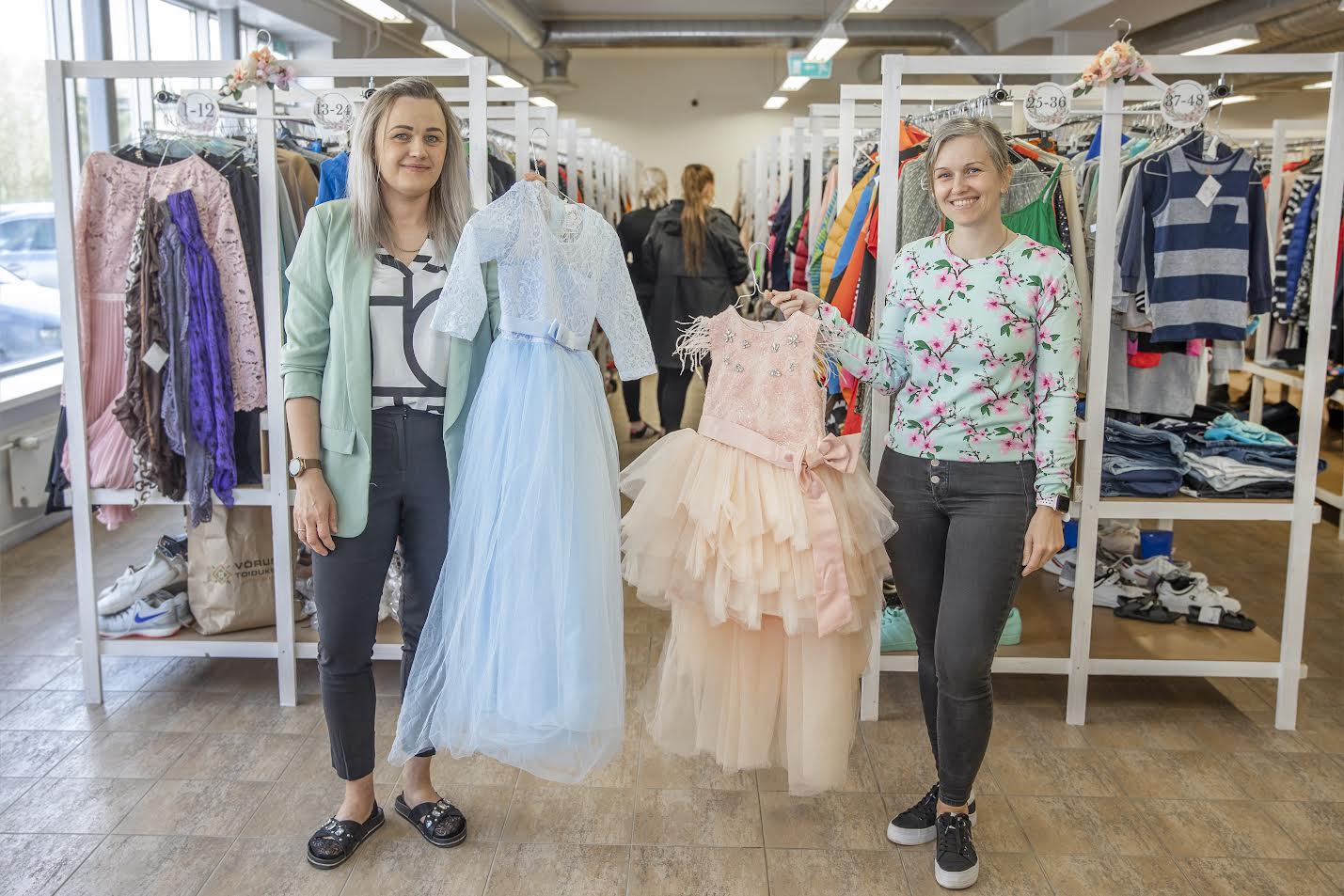 Kapist Kappi Võru ning Põlva kaupluse omanik Erle Teksel (vasakult) ning Võru kaupluse klienditeenindaja Signe Tiks uues asukohas Semu Kaubamajas avamise päeval. Foto: AIGAR NAGEL