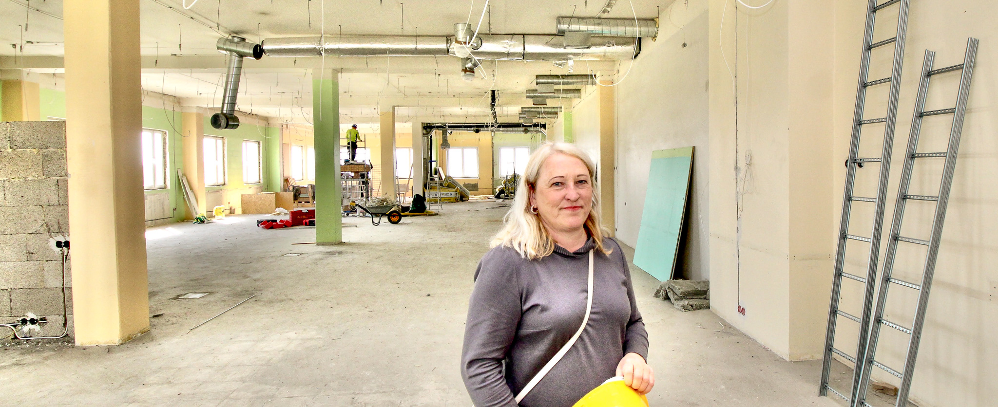 Umbes kolm aastakümmet vana keskraamatukogu hoone on kenasti sisse  pakitud nagu kingitus ja eks ta valmides olegi nagu kingitus väikestele ja  suurtele lugejaile ning keskkogu töötajaile. FOTO:Kalev Annom