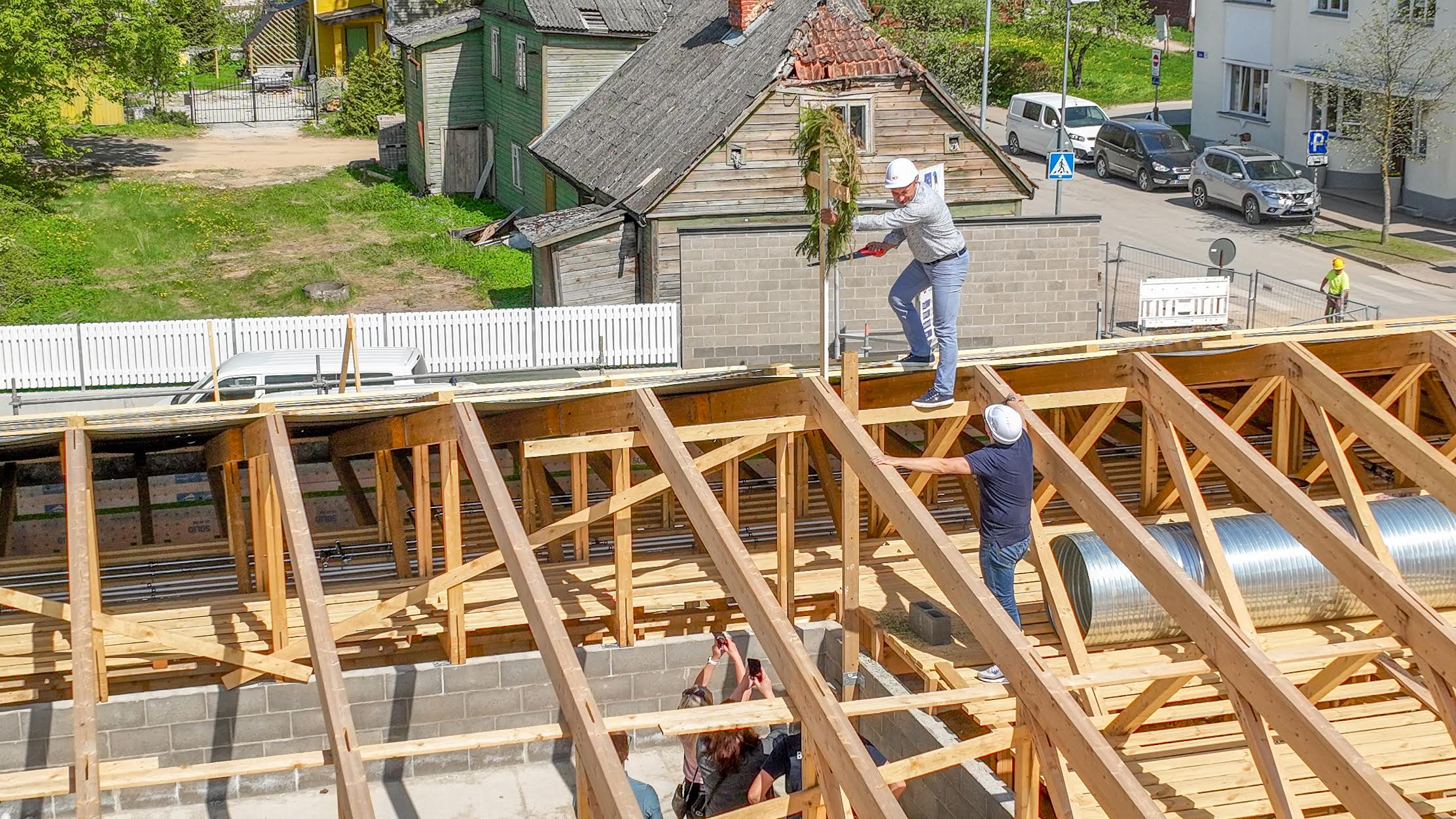Järve kooli katuselt toodi alla sarikapärg FOTO: Aigar Nagel