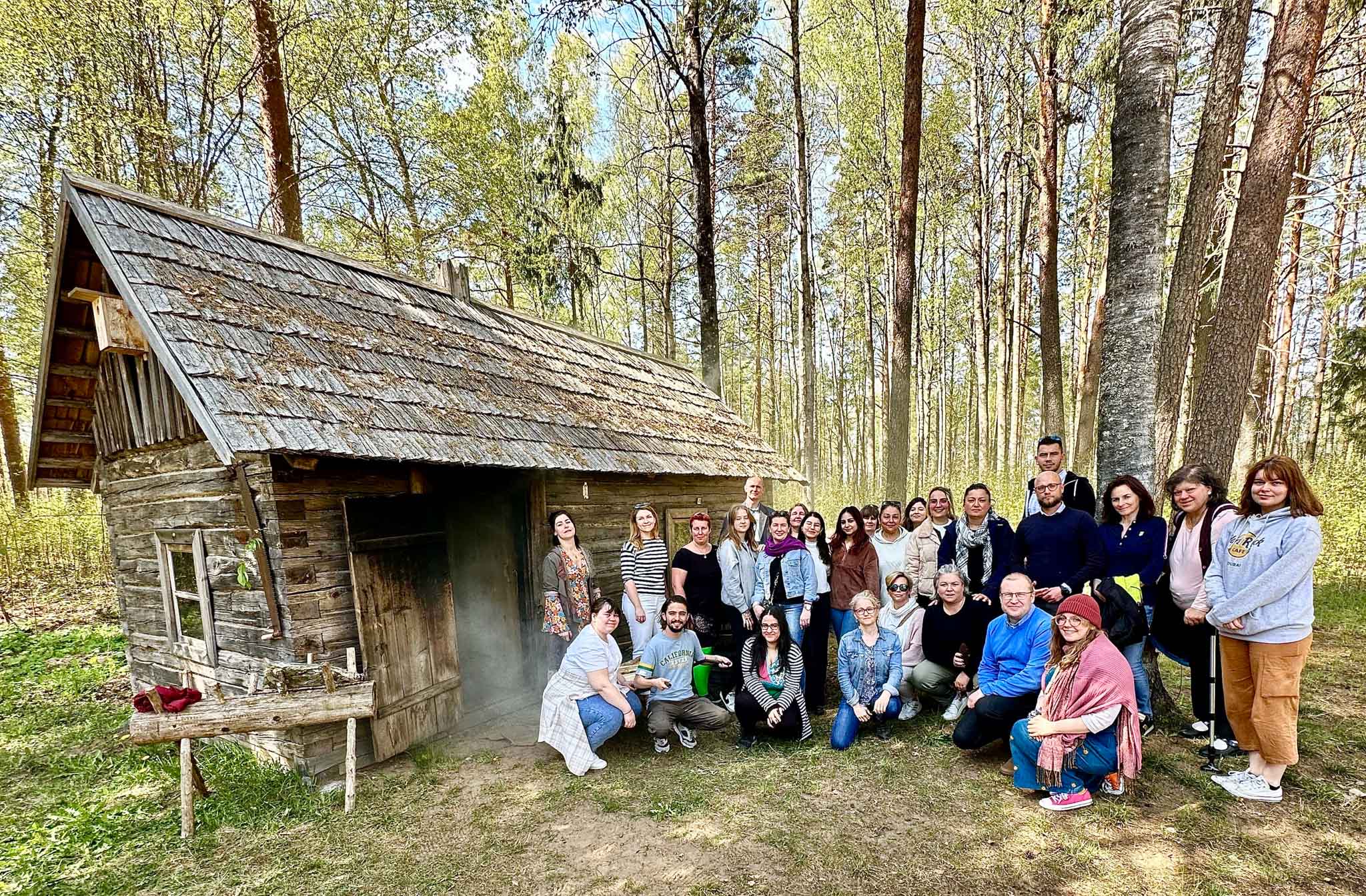 Ühispildile jäid Cooltouri projekti osalejad Poolast, Itaaliast, Türgist ja Eestist ning koolitajad Võru instituudist. „Amazing, wonderful, super, I feel so good – olid sõnad, mis kõlasid pidevalt külaliste huulilt. „Paistab, et tegime õige otsuse, kui programmi Võrumaa suitsusaunakombeid tutvustava peatüki külaliste tarbeks sisse kirjutasime. Pärast intensiivset ajude pingutamist koolituspäevadel kulus selline lõõgastus külalistele ära,” ütles projekti koordinaator Jaanus Mark. Foto: KALEV ANNOM