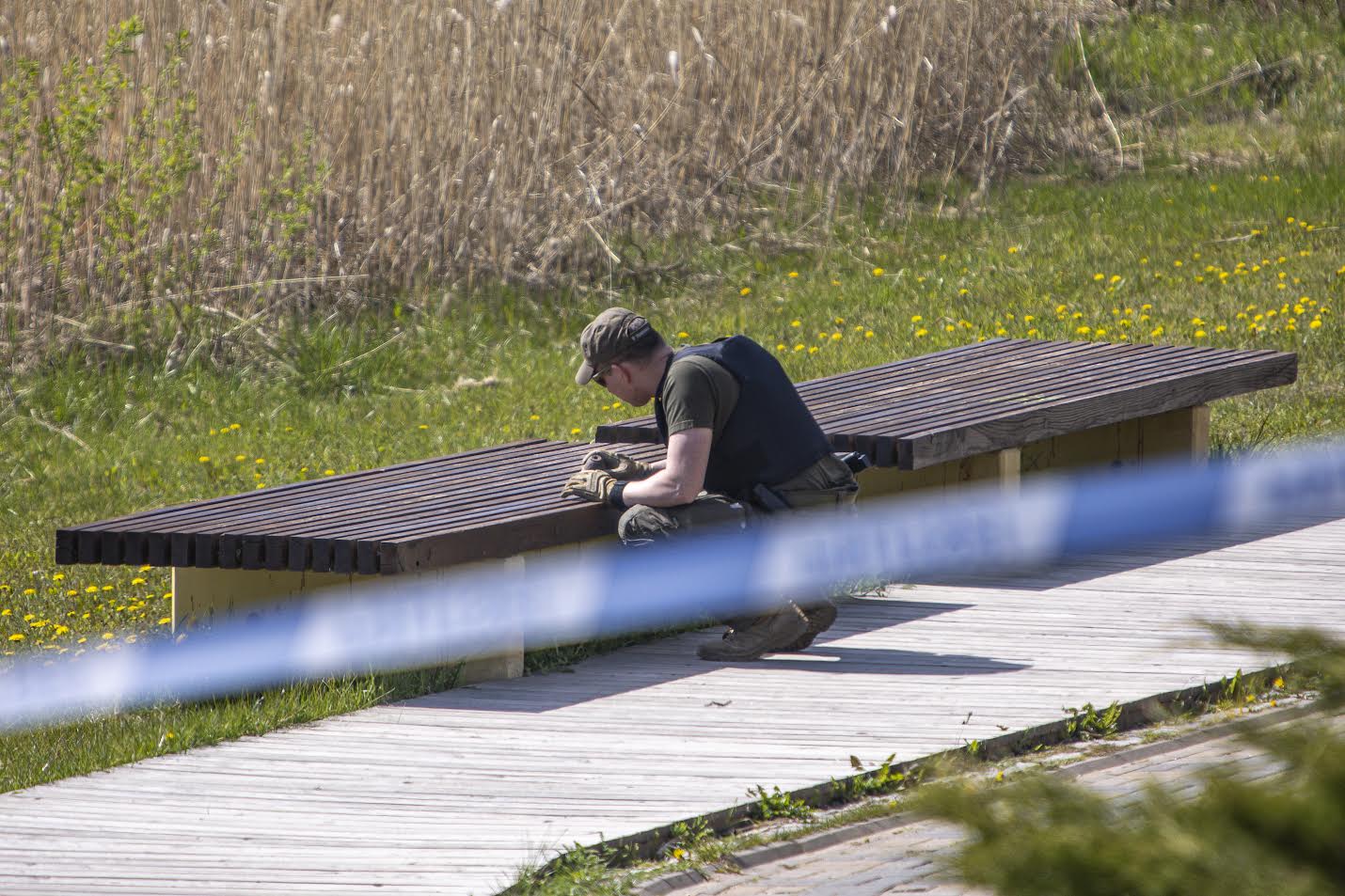 Tartust saabunud demineerija hindas lõhkekehataolise eseme seisukorda, tunnistas olukorra ohutuks ning viis eseme kaasa. Fotod: AIGAR NAGEL