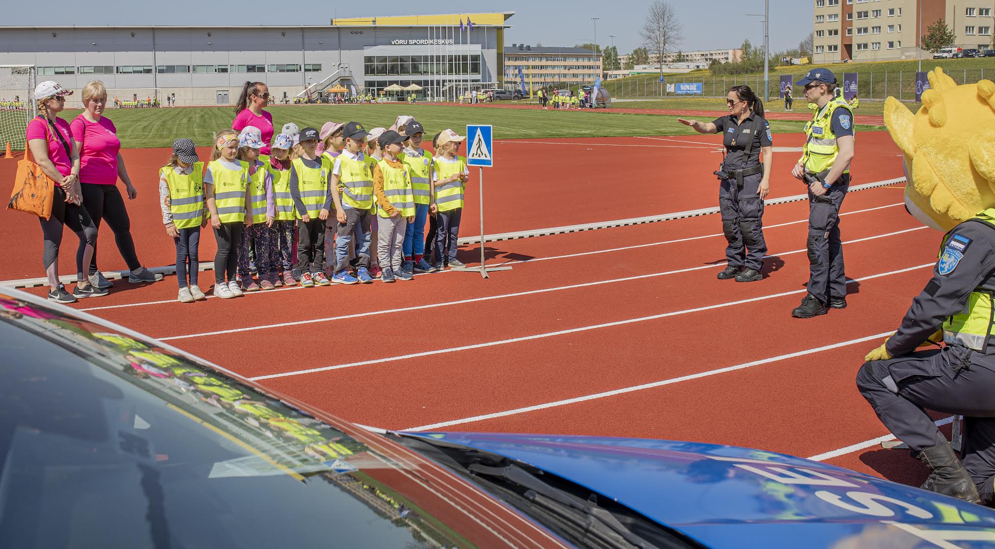Ühes politsei- ja piirvalveameti punktis õpiti praktilise ülesande kaudu korrektselt teed ületama. Fotol Lusti lasteaia lapsed ja personal. Fotod: AIGAR NAGEL
