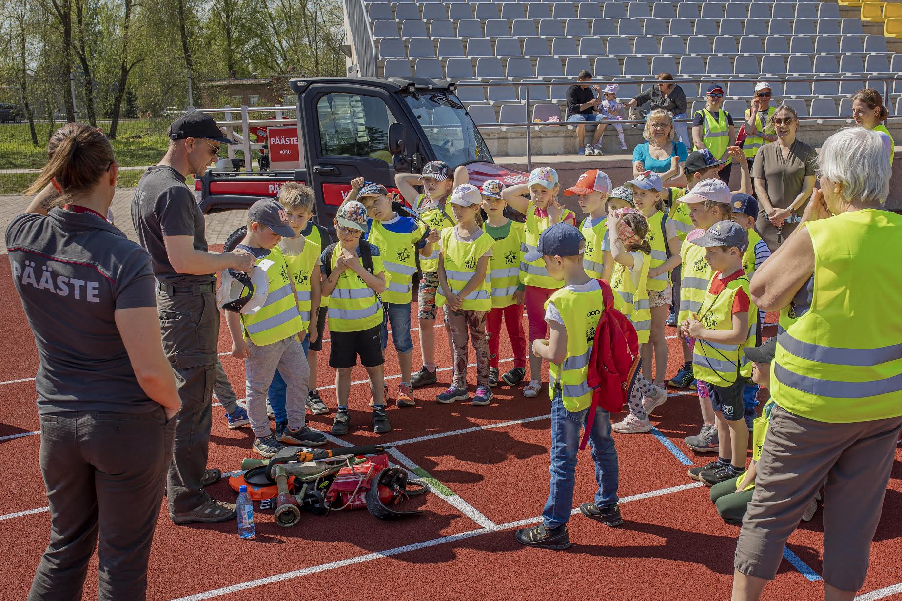 Sõlekese lasteaia lapsed koos Varstu lasteaia koolieelikutega päästeameti praktilise tegevuse punktis. FOTO: Aigar Nagel