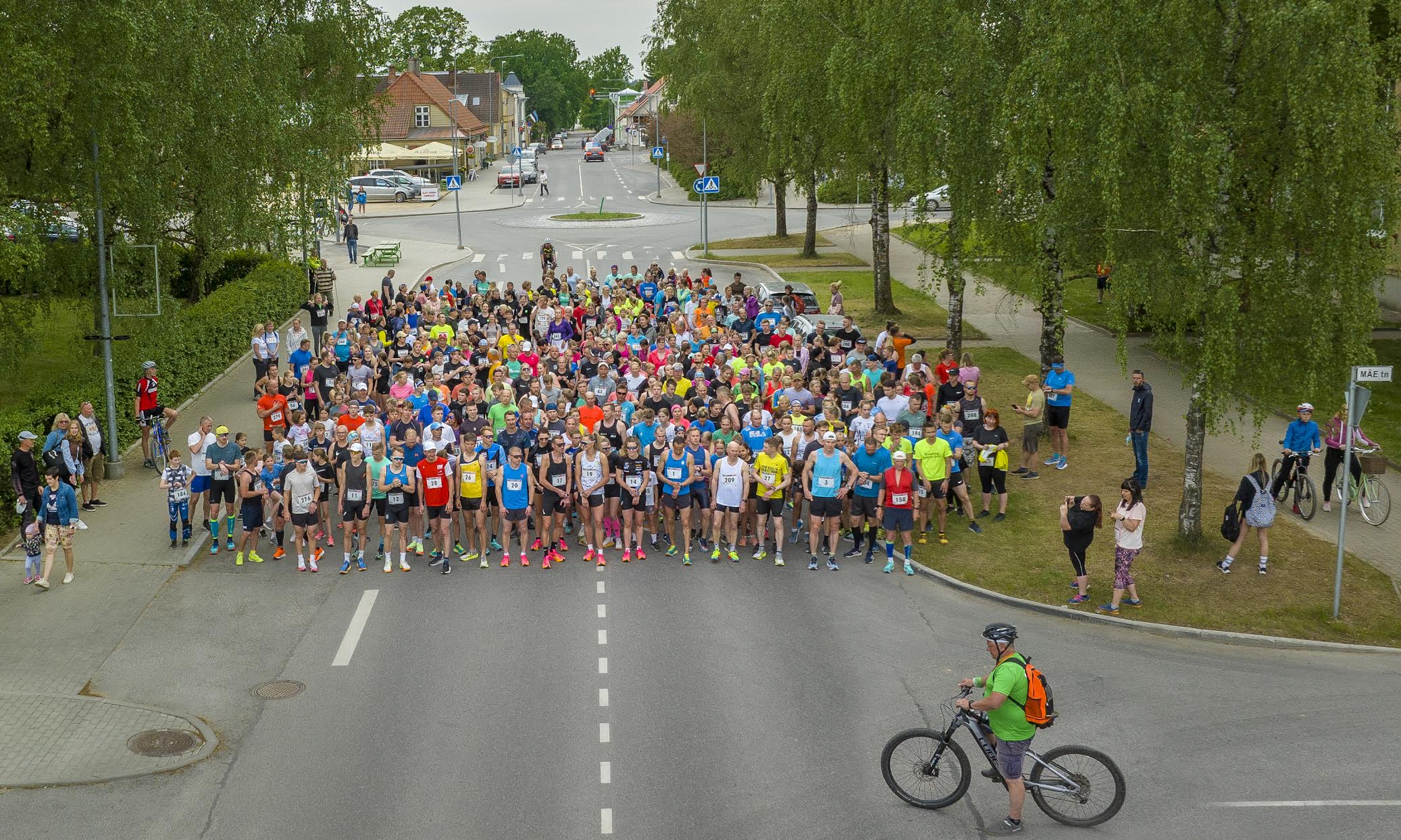 Neljapäeva õhtul kell 19 anti start Võru-Väimela maanteejooksule. Fotod: AIGAR NAGEL