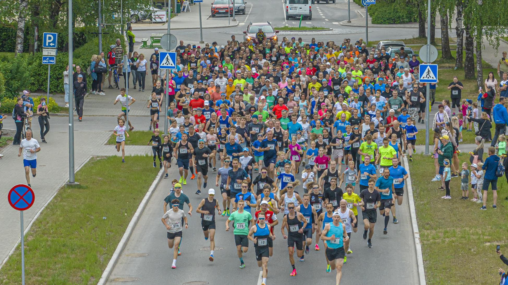 Neljapäeva õhtul kell 19 anti start Võru-Väimela maanteejooksule. Fotod: AIGAR NAGEL