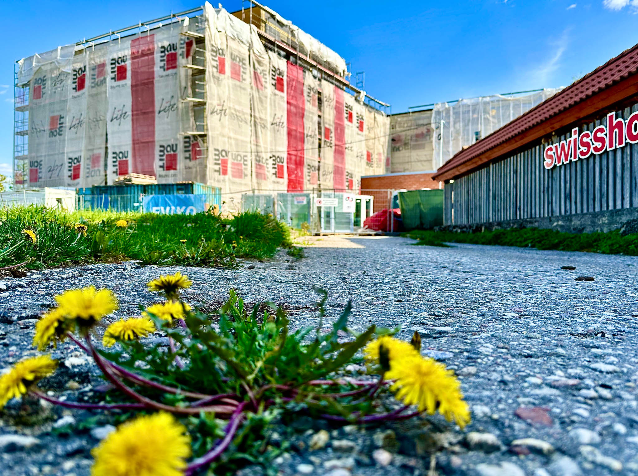 Umbes kolm aastakümmet vana keskraamatukogu hoone on kenasti sisse  pakitud nagu kingitus ja eks ta valmides olegi nagu kingitus väikestele ja  suurtele lugejaile ning keskkogu töötajaile. FOTO:Kalev Annom