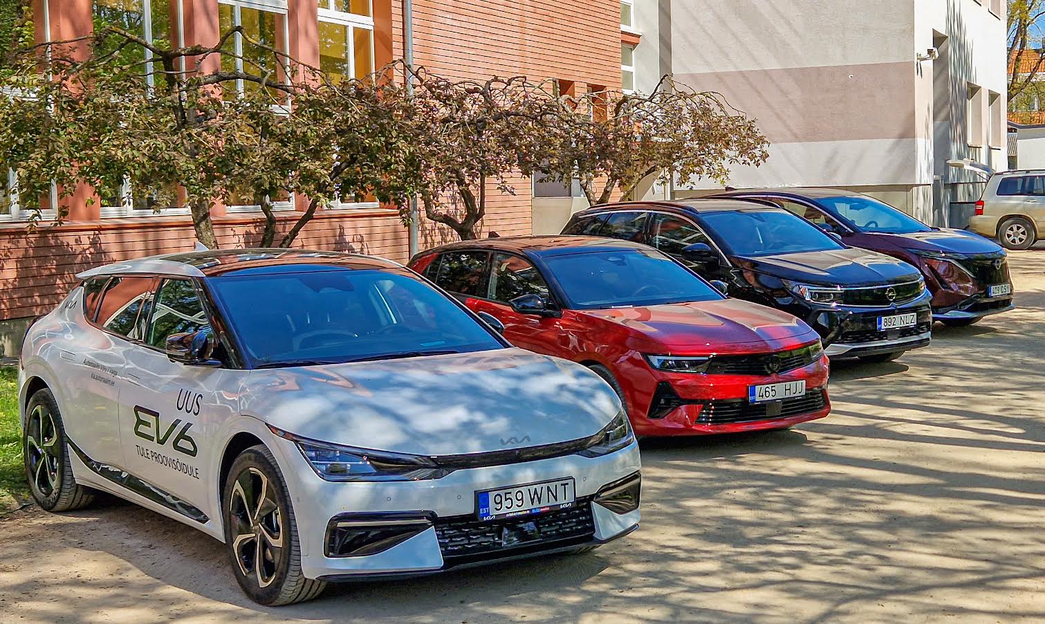 Elektriautode teabepäeval oli võimalus testida Kandle aeda rivistatud uusimaid elektri- ja hübriidautosid. Foto: AIGAR NAGEL