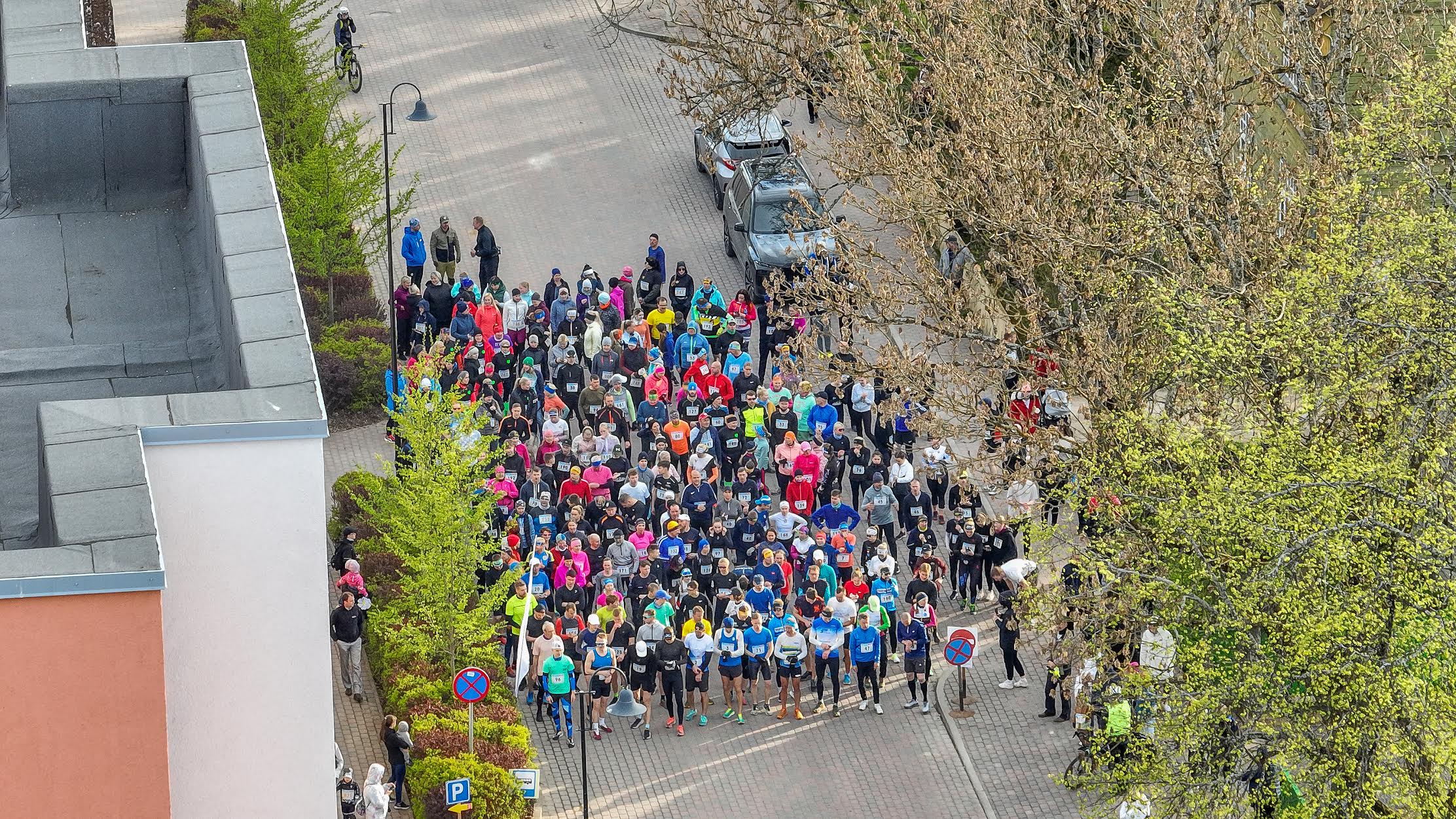 Neljapäeva õhtul kell 19.10 anti Tartu tänavalt start Tamula järve jooksu põhidistantsi läbimiseks. Foto: AIGAR NAGEL