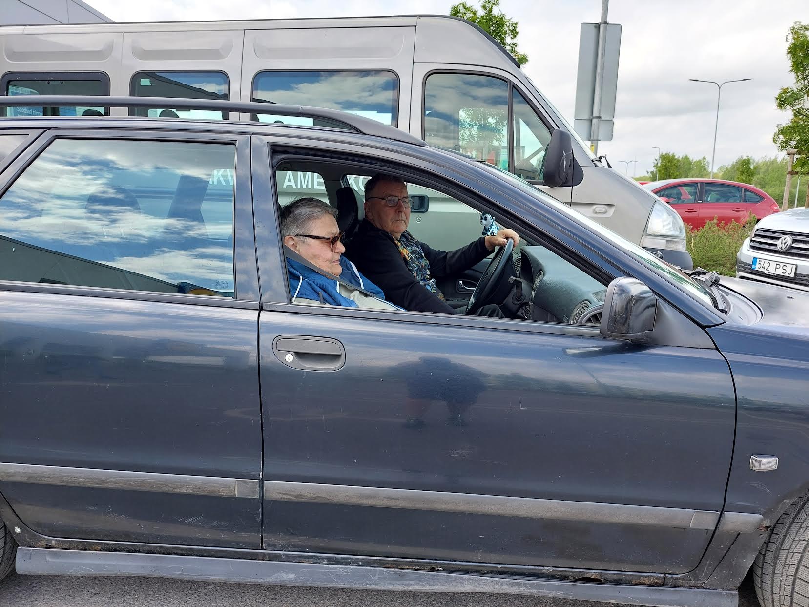Vasulast Tartu Lidlisse ostlema tulnud Anu ja Riho olid kursis, et viimasel ajal on eakate juhtidega liikluses nii mõndagi juhtunud. Foto: STEN SANG