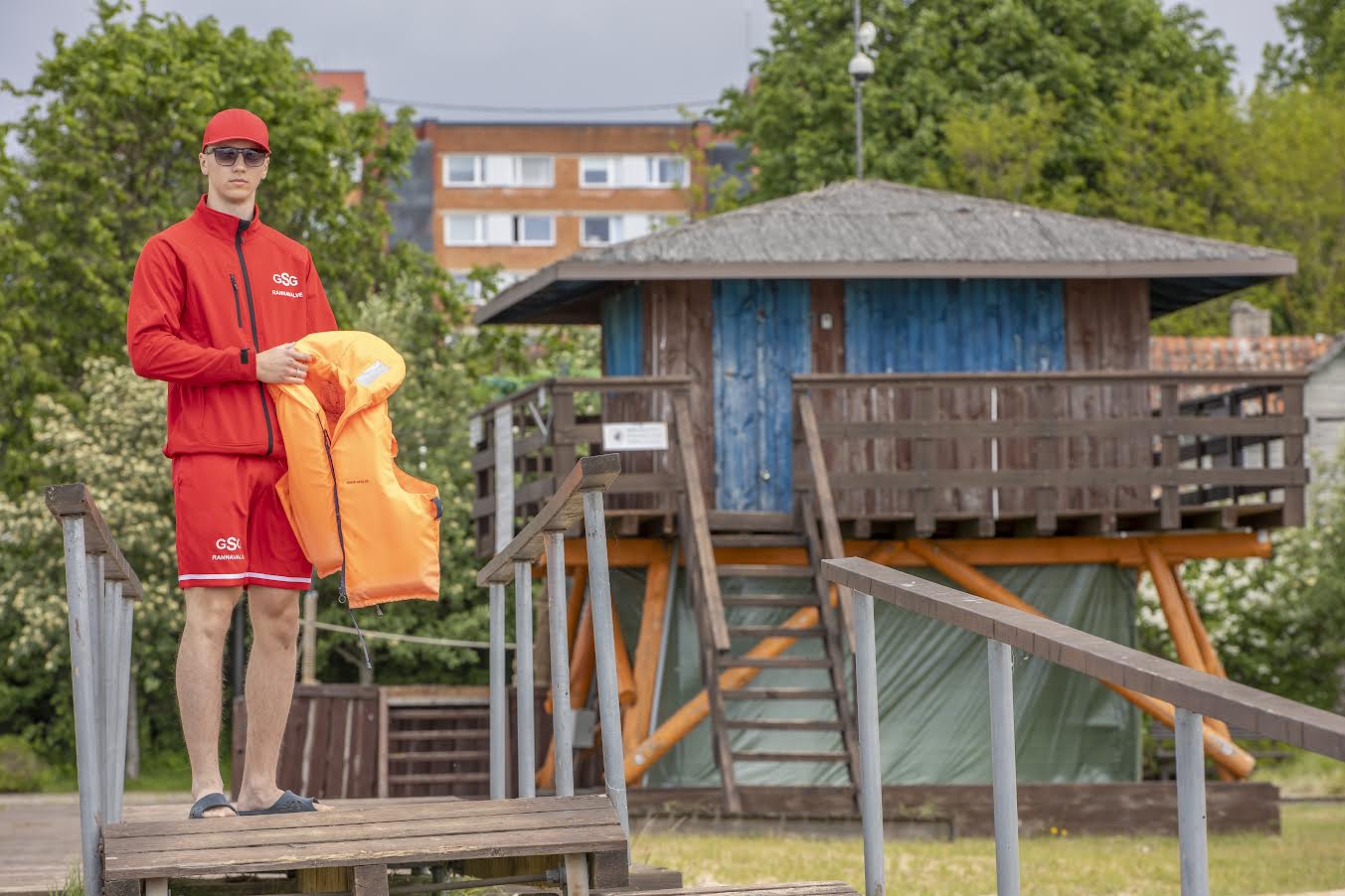 Tänavu on Tamula ja Kubja rannas üheks kaheksast rannavalvurist Võru gümnaasiumi õpilane Henri Vink, kes peab ametit esimest aastat. Sügisel alustab ta õpinguid 12. klassis. Ta ei välista ka järgmisel hooajal rannavalvuriameti pidamist, kuid ilmselt on tarvis poole suve pealt kaitseväkke astuda. Foto: AIGAR NAGEL