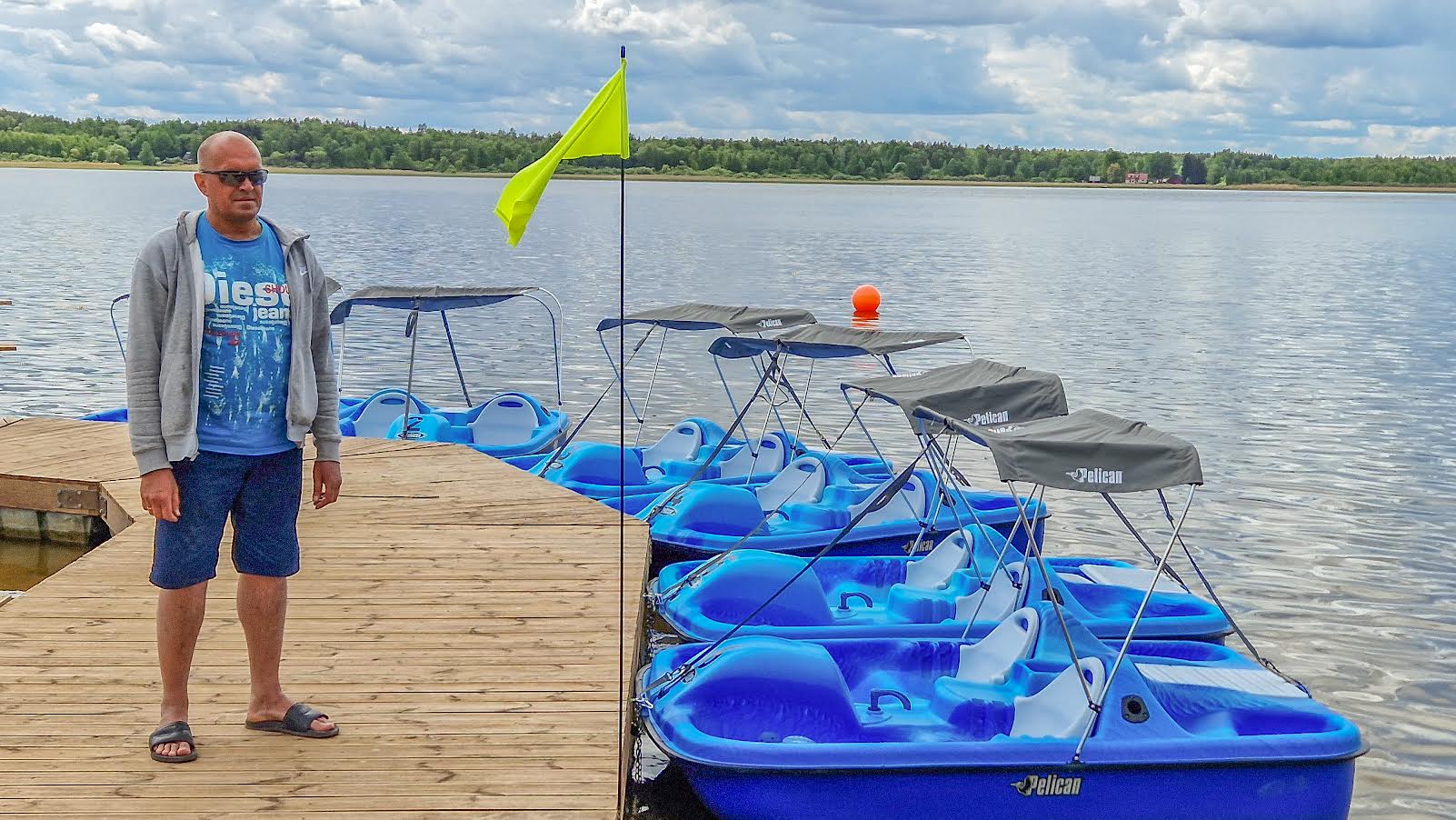 Ettevõtja Rene Puda on palju aastaid laenutanud vesijalgrattaid Haapsalus. Tänavust hooaega alustab ta aga kuue tuttuue vesijalgrattaga Võrus Tamula järvel. Foto: AIGAR NAGEL