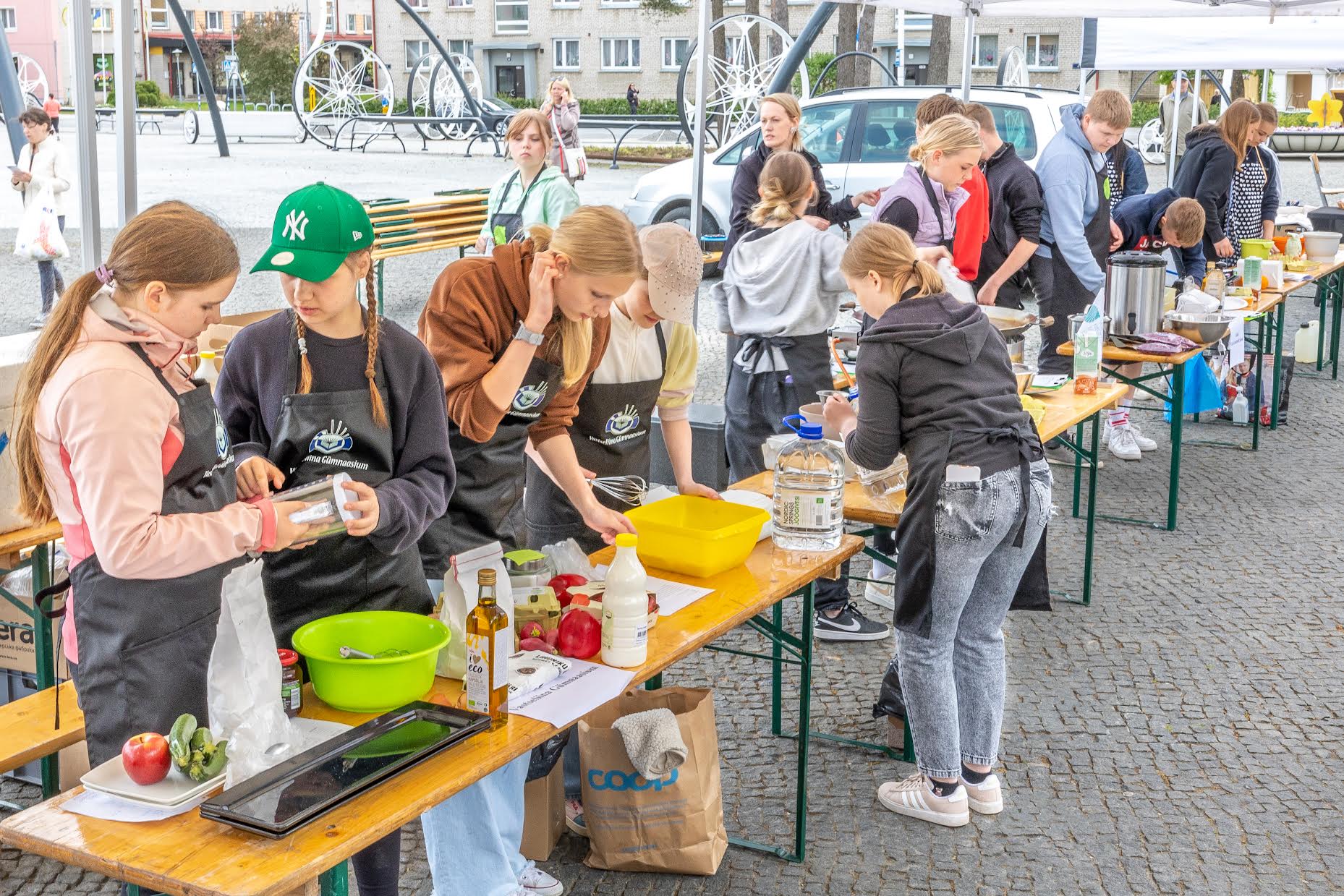 Koolide esindused sõbralikult kõrvuti  kookamas. Nii valmisid parim soolane  pannkook ja rahva lemmikpannkook Võru  Järve kooli meeskonnalt. Foto: AIGAR NAGEL