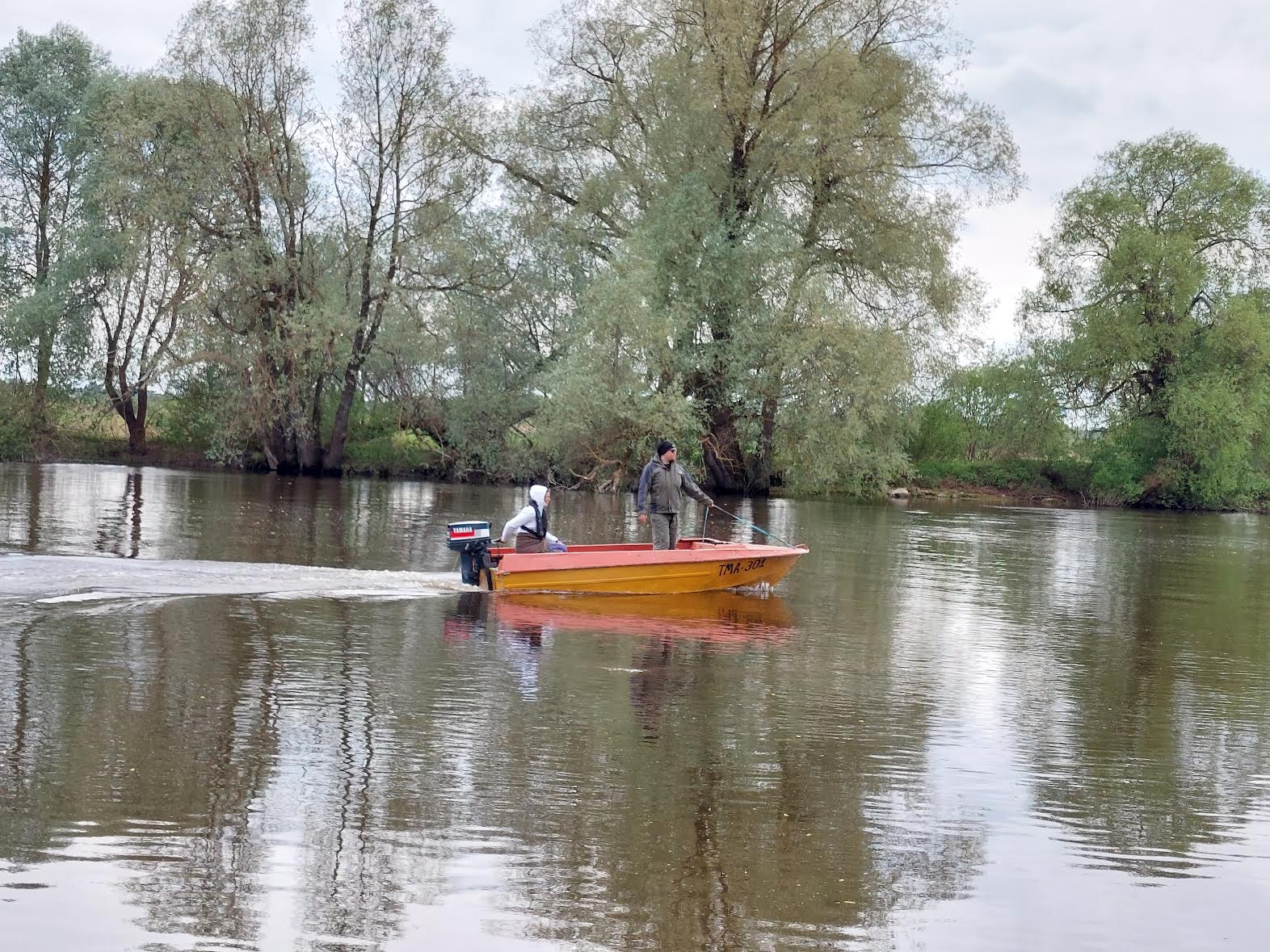 Veekogudel silmab nii kiiremalt  kui ka aeglasemalt liikuvaid väikelaevu, mõni neist ootab truult oma  omanikku puu külge seotuna.  Fotod: STEN SANG