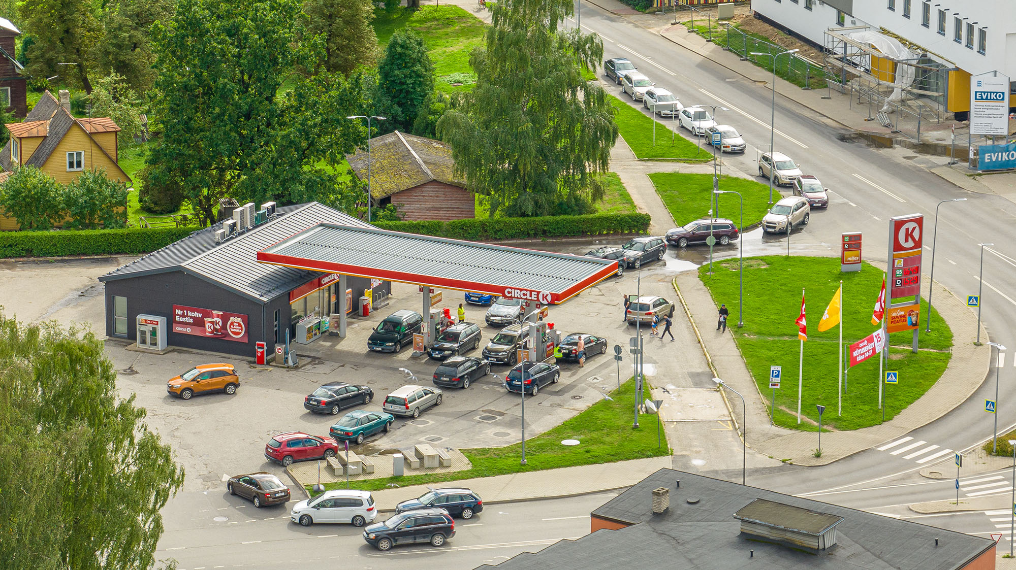 Pool tundi pärast Circle K sooduskolmtunni algust avanes Võru tanklas selline pilt. FOTO: Aigar Nagel