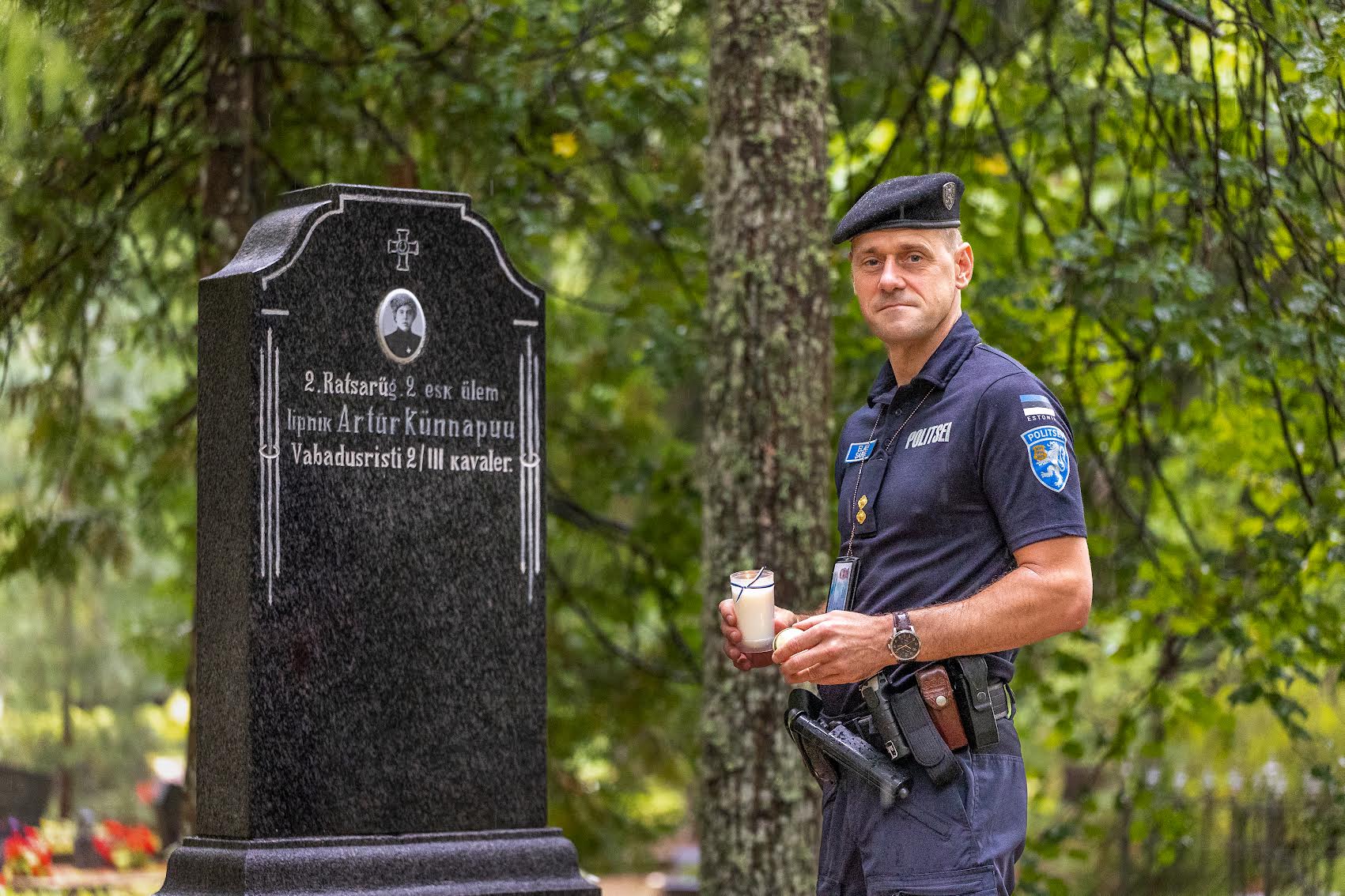 Elar Sarik Võru linnakalmistul Vabadusristi kavaleri Artur Künnapuu mälestuskivi juures. Künnapuu hauaplatsi korrastustööd erinesid teistest näiteks selle poolest, et esiti teisaldati neljast osast koosnev mälestuskivi, korrastati see ning seejärel paigaldati oma kohale tagasi. Sel suvel värviti üle mälestuskivil olev tekst, et see oleks selgem ning loetavam. Foto: AIGAR NAGEL