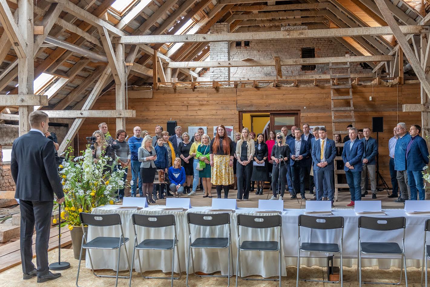 Ajalooline hetk enne seda, kui SA Võrumaa Arengukeskus, Võru linna, Võrumaa valdade ja MTÜ Tuleviku Tehnoloogiaharidus esindajad allkirjastasid tehnoloogiakooli Kood/Võru asutamise kavatsuste protokolli ajaloolise pangahoone pööningukorrusel. Vasakul Võru linnavolikogu esimees Anti Haugas. Foto: AIGAR NAGEL 