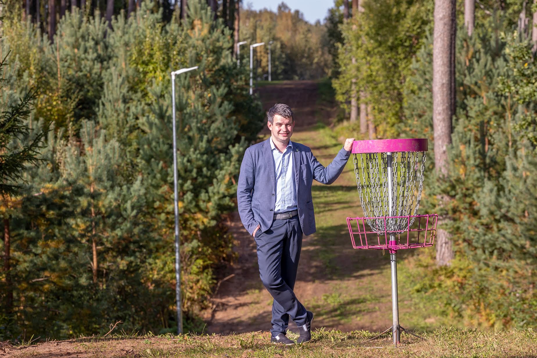 Antsla vallavanem Avo Kirsbaum ühel oma Kasumetsa terviseraja lemmiklõigul, mis hiljuti kaasava eelarve, katuseraha ning kohalike panuse toel valgustatud sai. Kirsbaumi sõnul kasutatakse terviserada peamiselt suusatamiseks, kuid ka kettagolfi populaarsust ei saa alahinnata. Peale selle käiakse rajal ka niisama jalutamas, jooksmas või kas või seeni korjamas. Foto: AIGAR NAGEL 