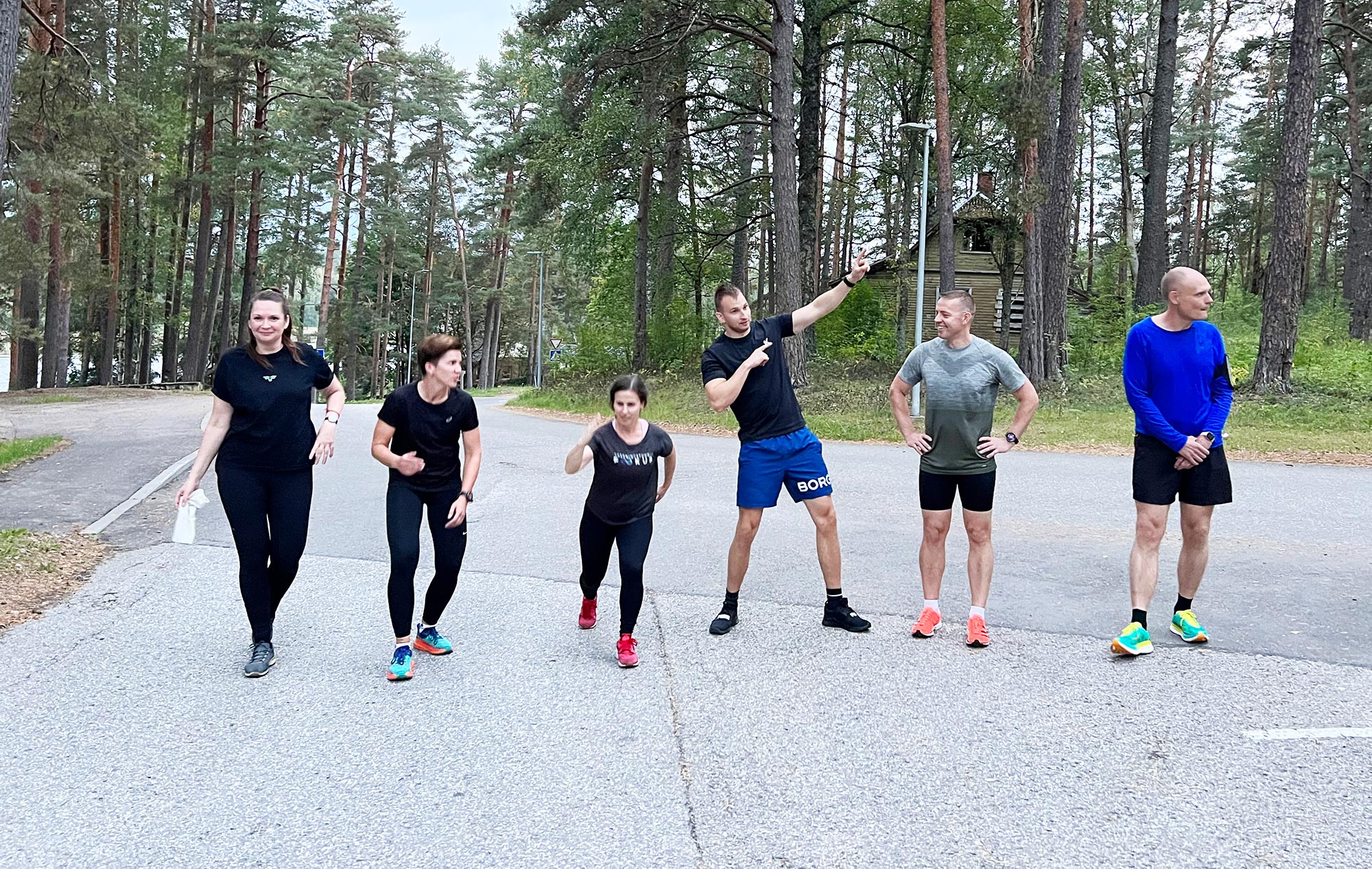 Meeste ja naiste NATO testi esikolmik Kubija suusabaasis vahetult enne 3,2 kilomeetri jooksu algust. Naistest kolmas Enely Miil (vasakult), esikoha omanik Kaija Vahtra, hõbemedali saanud Anneli Musto. Meeste arvestusest kolmas, treener Kert Viitkar, meestest parim Andri Pütsep ja teise koha omanik Urmo Sibul. Foto: VÕRUMAA TEATAJA