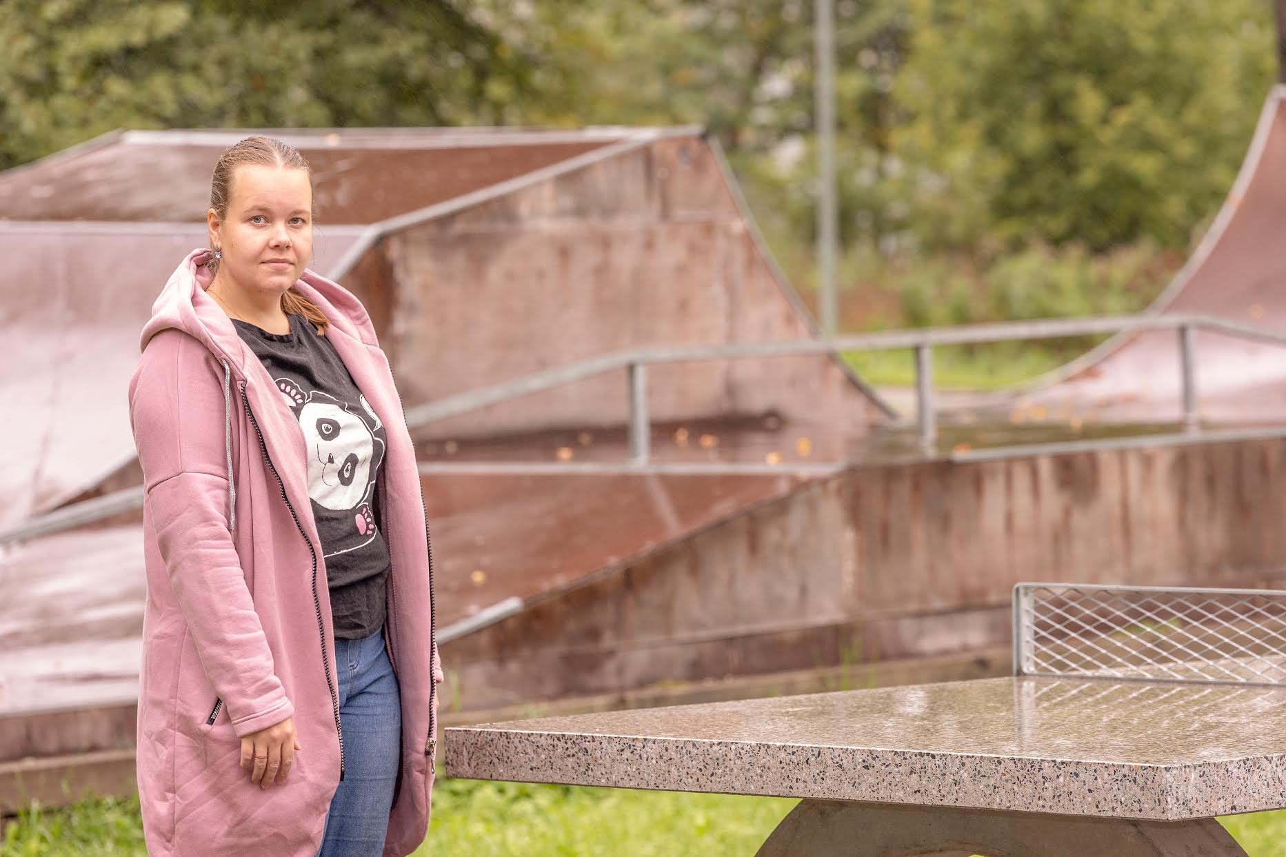 Rõuge noortekeskuse noorsootöötaja Helerin Leemets esitas kohaliku rulapargi uuenduskuuri Saku Õlletehase väljakuulutatud konkursile ja taotlust saatis edu. Vihmasel neljapäeval paistsid taamal oleva rulapargi veakohad eriti hästi välja. Loodetavasti saavad Rõuge noored veel enne aasta lõppu uuenduskuuri läbinud rularajal lustida. Foto: AIGAR NAGEL