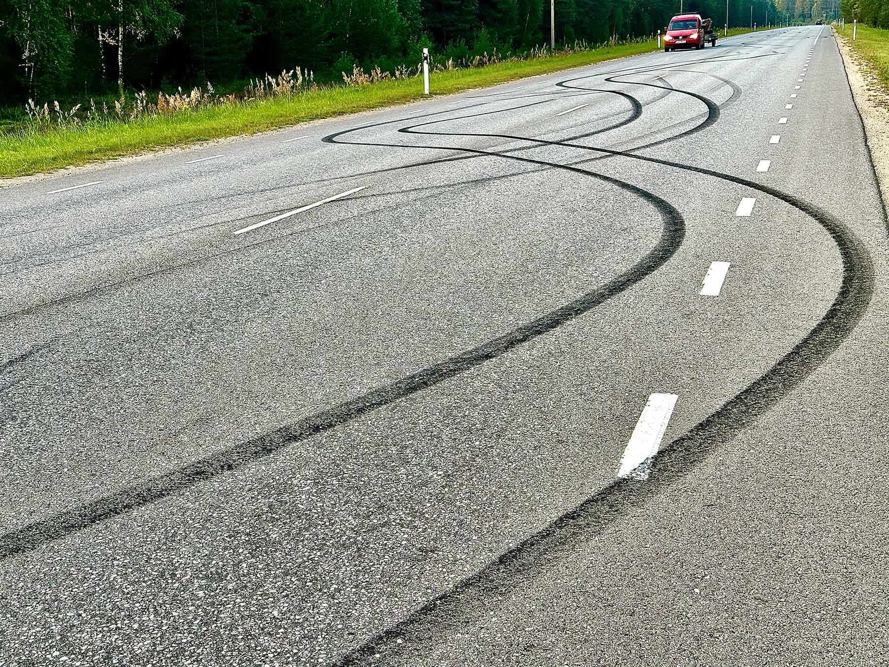 Rehvi vilistamist, driftingut saab nimetada ka triivimiseks, millest on saanud lausa spordiala.  Foto: VT LUGEJA