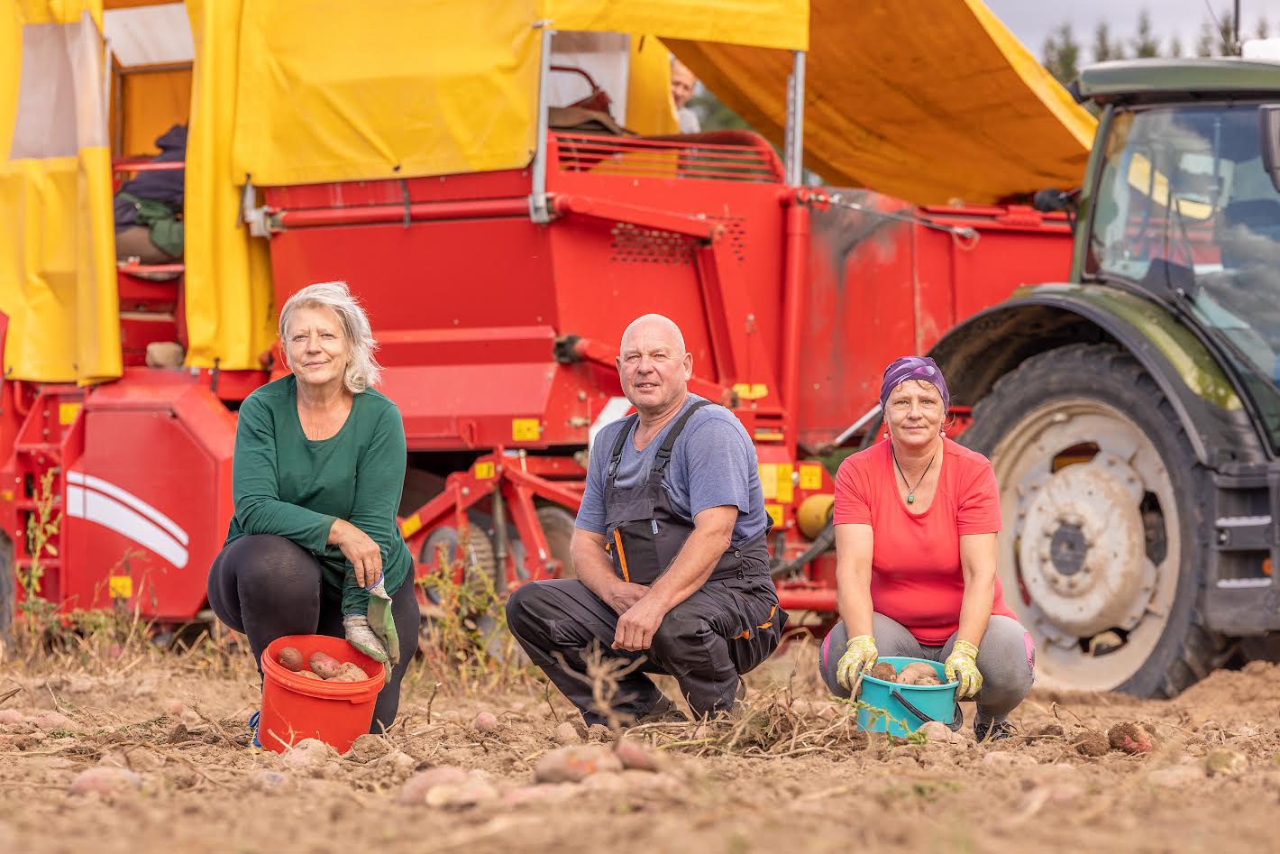 Reedel anti soovijatele erakordne võimalus Kunglamäe talu põllult endale tasuta kartulit korjata. Maia Maask (vasakult), Kunglamäe talu peremees Andres Jaaska ja Maira Maask. Foto: AIGAR NAGEL