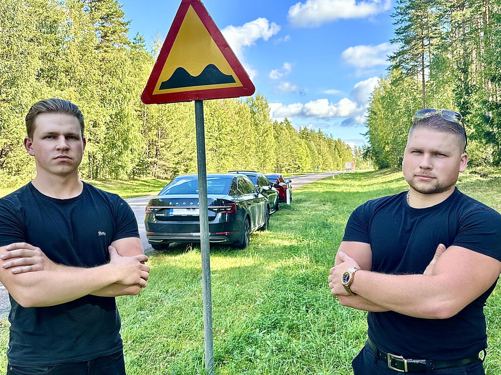 Stevin (paremal) ja Kevin Leer muretsevad Valga maantee halva sõidetavuse pärast. Fotod: KALEV ANNOM