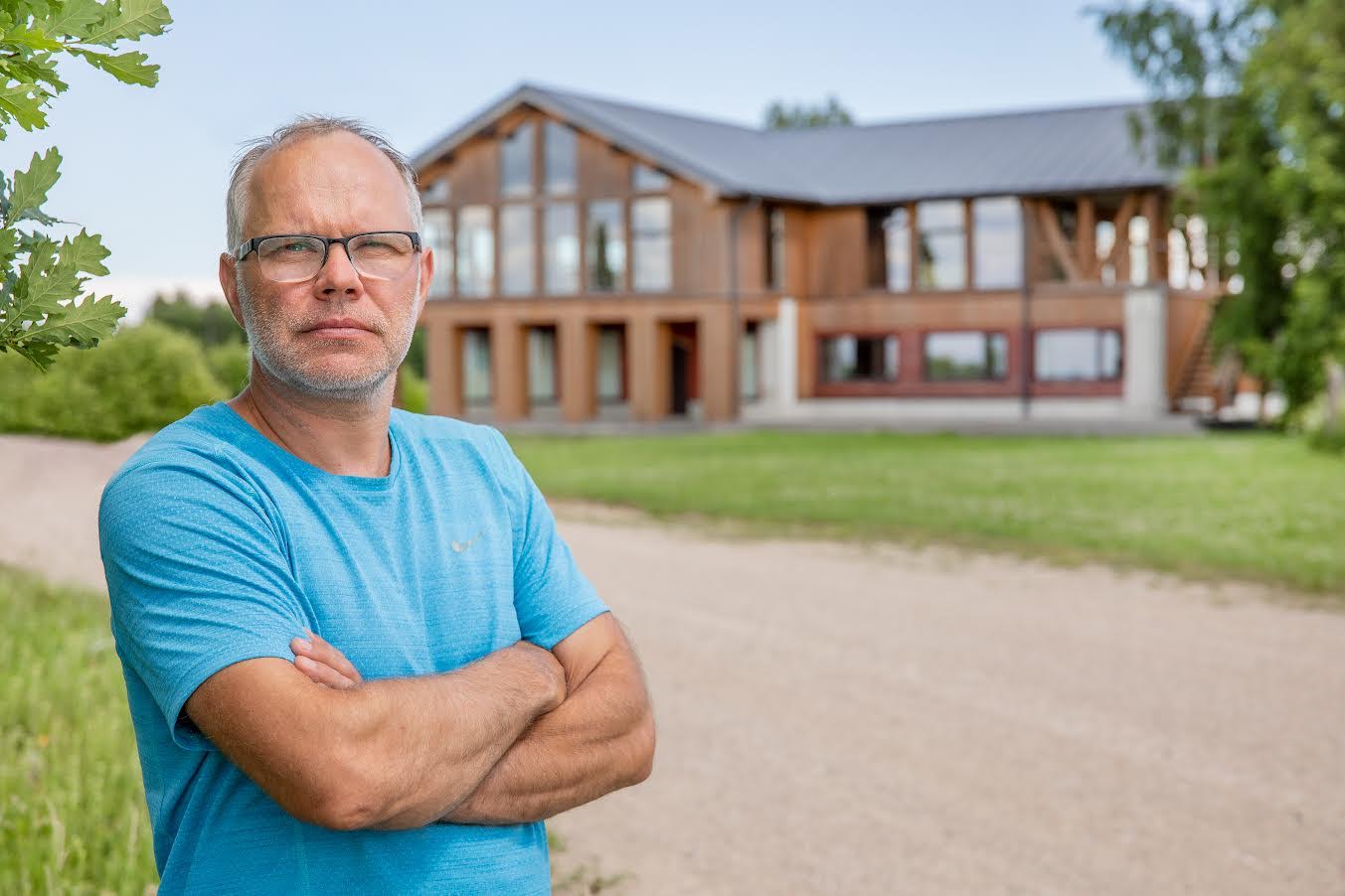 Taavi Tuvike ei näe puidutööstuses lähiajal olukorda paranevat. Käsitöö puitmaju tellitakse vähe ja raske on leida häid puutöömehi. Foto: AIGAR NAGEL
