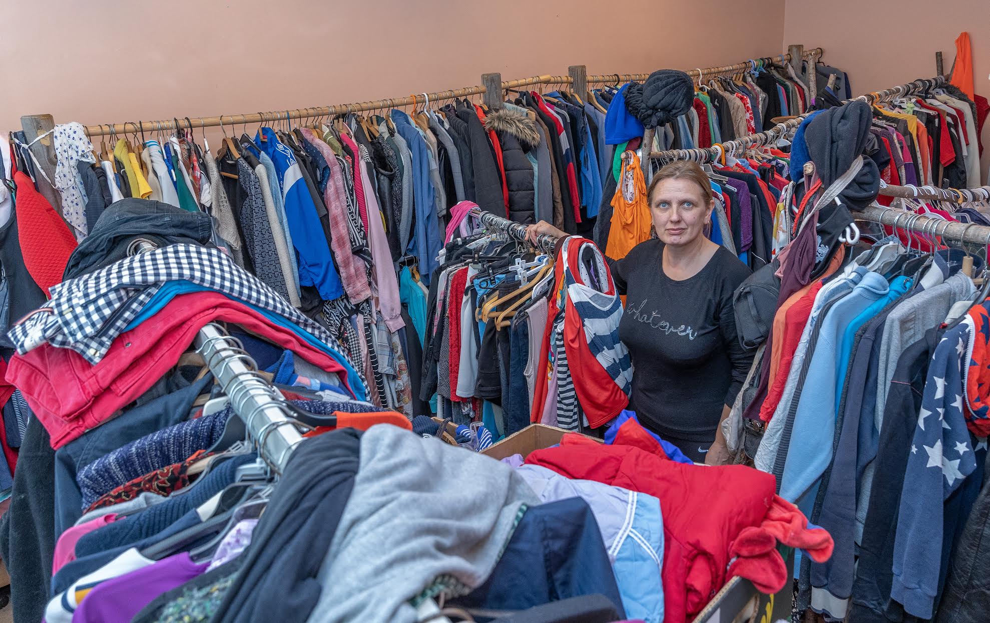 Varstu Riideringluse eestvedaja Sirja Läsa võimaldab kõikidel ringluse külastajatel septembrikuus oma käiguga panustada lasteaia mänguväljaku soetamisse. Foto: AIGAR NAGEL