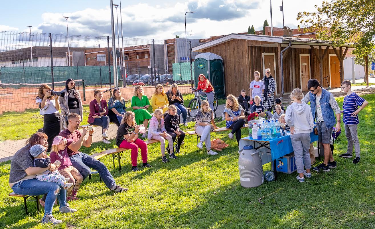 Reede pärastlõunal koguneti Võru noortekeskuse juubelit tähistama. Esmalt toimusid tegevused Tamula kaldal asuva pop-up noortetoa juures ning õhtul koliti Festivali majja. Fotol Viljandist tulnud teadusteater keemiatundi korraldamas. Noortekeskuse  juhataja sõnul prooviti juubeliprogramm üles ehitada nii, et tegevust oleks erinevatel kellaaegadel igas vanuses noortele.