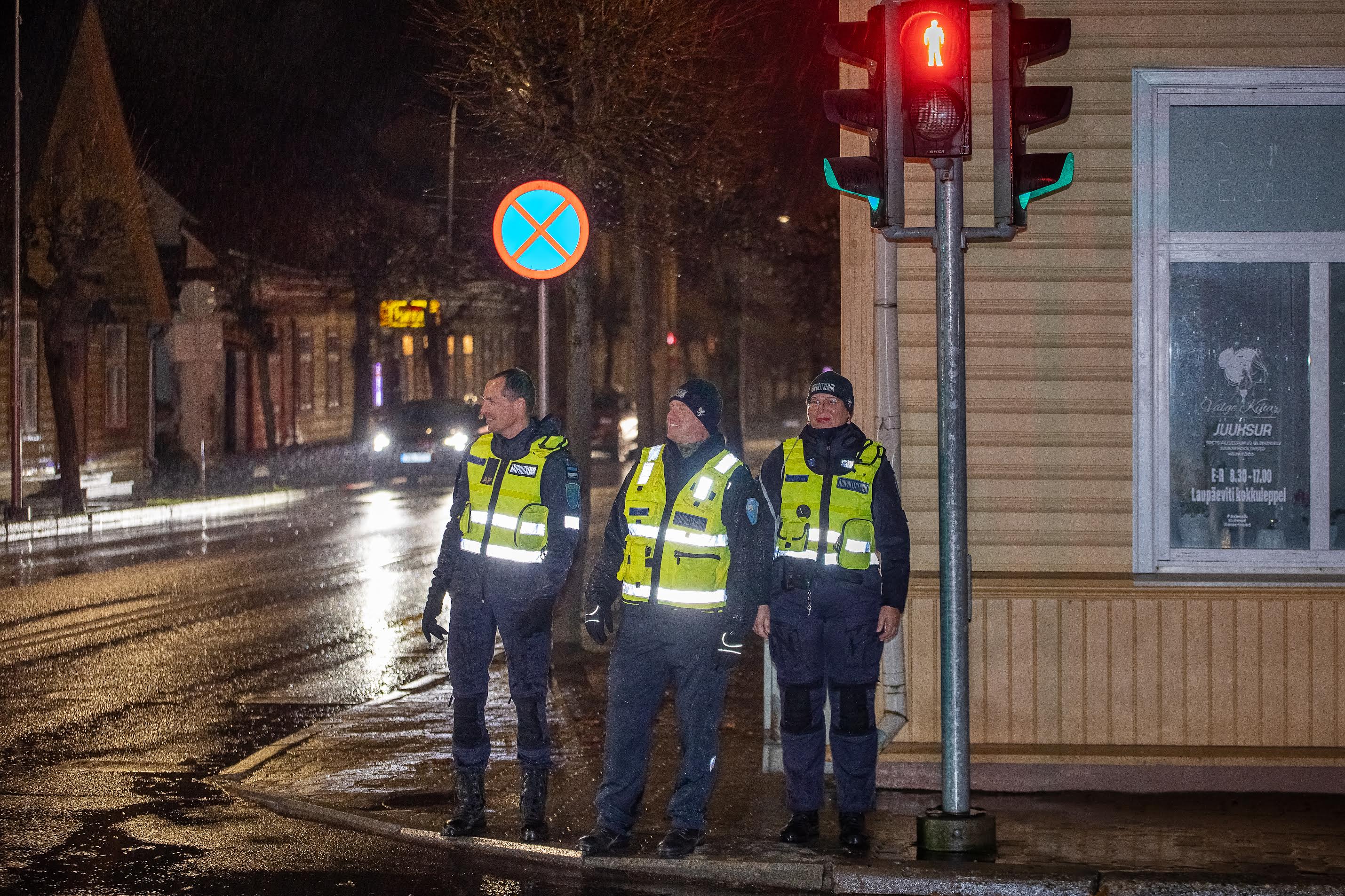 Tänavu korraldati erinevates Eestimaa paigus traditsioonilist helkurkõndi juba üheteistkümnendat aastat. Nii starditi teisipäeva õhtupoolikul kell 17 ka Võru Kesklinna kooli juurest.