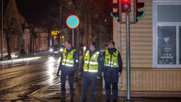 Helkurkõnd lõi liiklejad vihmamärja asfaldi taustal särama