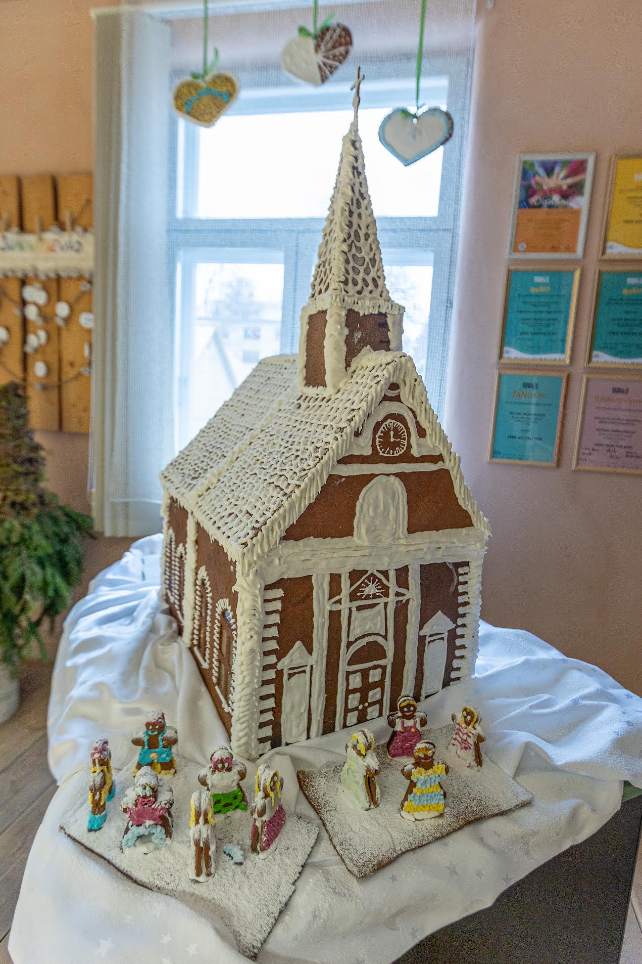 Väikese Werrone kooli 5.–6. klassi õpilased koos klassijuhataja Ave Saluoruga küpsetasid laada tarvis piparkoogist Katariina kiriku, mille tegemiseks kulus kaks nädalat, kaheksa kilogrammi tainast, 50 munavalget ning seitse kilo tuhksuhkrut. Õpilased said kannustust sellest, kui kodulootunnis õpiti Võru linna ajalugu ning külastati Katariina kirikut. Kuna piparkoogimajade küpsetamine on sellel klassil saanud juba traditsiooniks, siis võeti ühe õpilase pakutud idee küpsetada piparkoogist Katariina kirik soojalt vastu. Protsessi nimetasid lapsed parajaks katsumuseks, kuid töö polnud ainult raske, vaid ka tore ning põnev! Fotod: AIGAR NAGEL