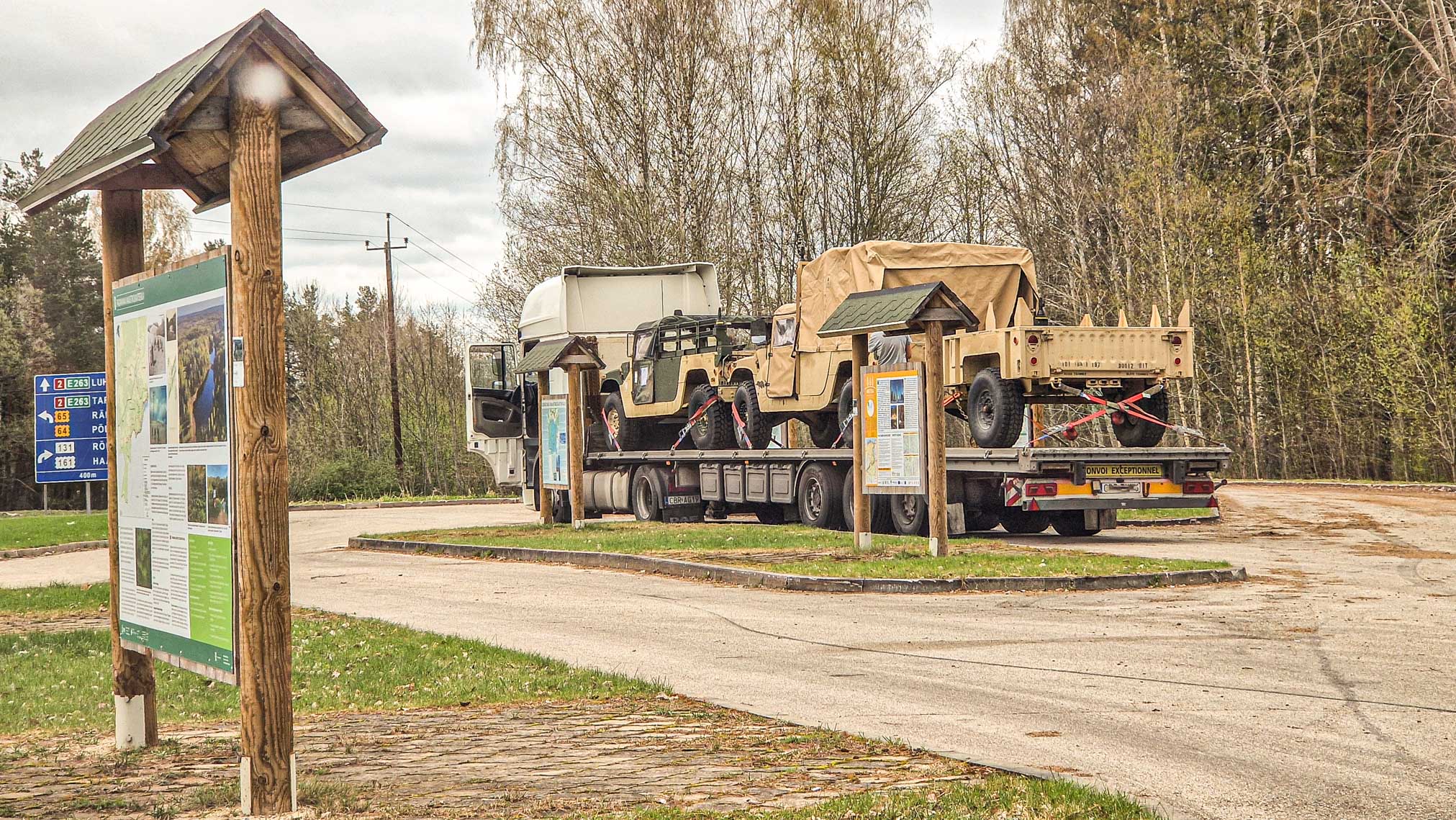 Kella 14 paiku peatus Poola numbrimärgiga veok koos USA sõjatehnikaga Verijärve parklas. Juht kontrollis lasti ohutut kinnitamist. FOTO: Aigar Nagel