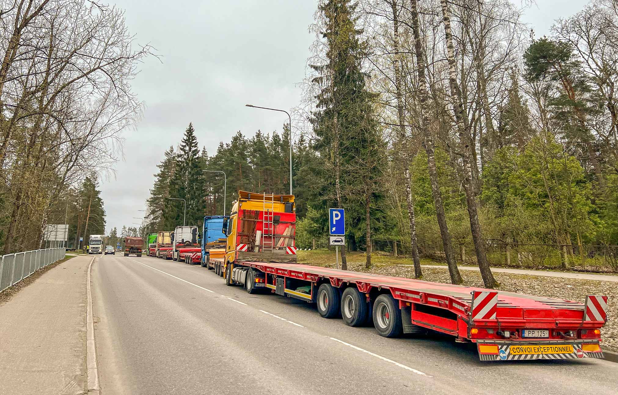 Suurte värviliste veokite saba ulatus kaugemale kui teeäärne parkimistasku. Sõidukite ohutuled suunasid möödujaid viisakalt liiklusolukorraga arvestama. Õnneks oli sündmuskohal liiklus võrdlemisi hõre. FOTO: Kadi Annom