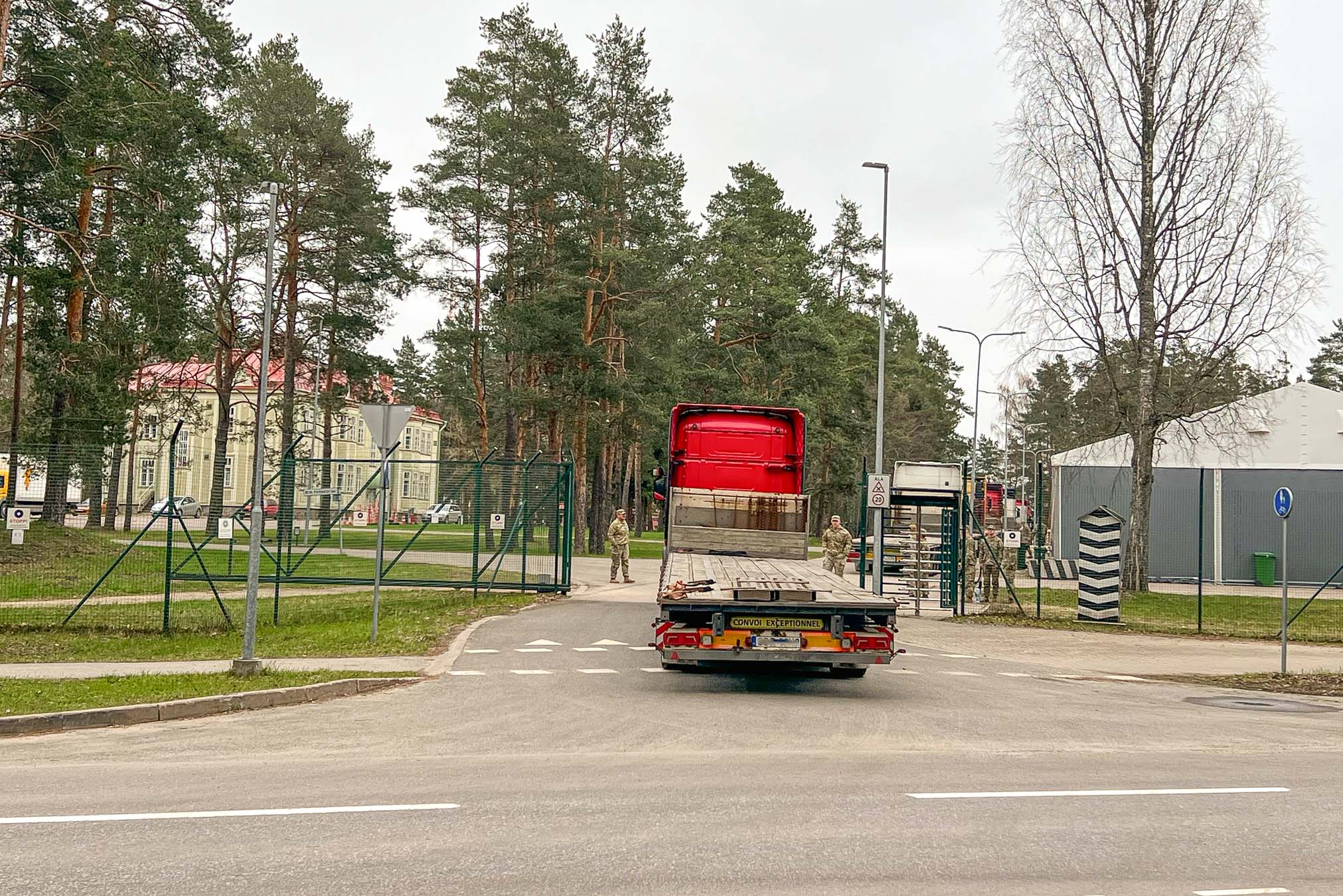 Sõidukid suundusid Taara linnaku väravatest sisse. Kolonnis oli julgelt üle kümne veoki.