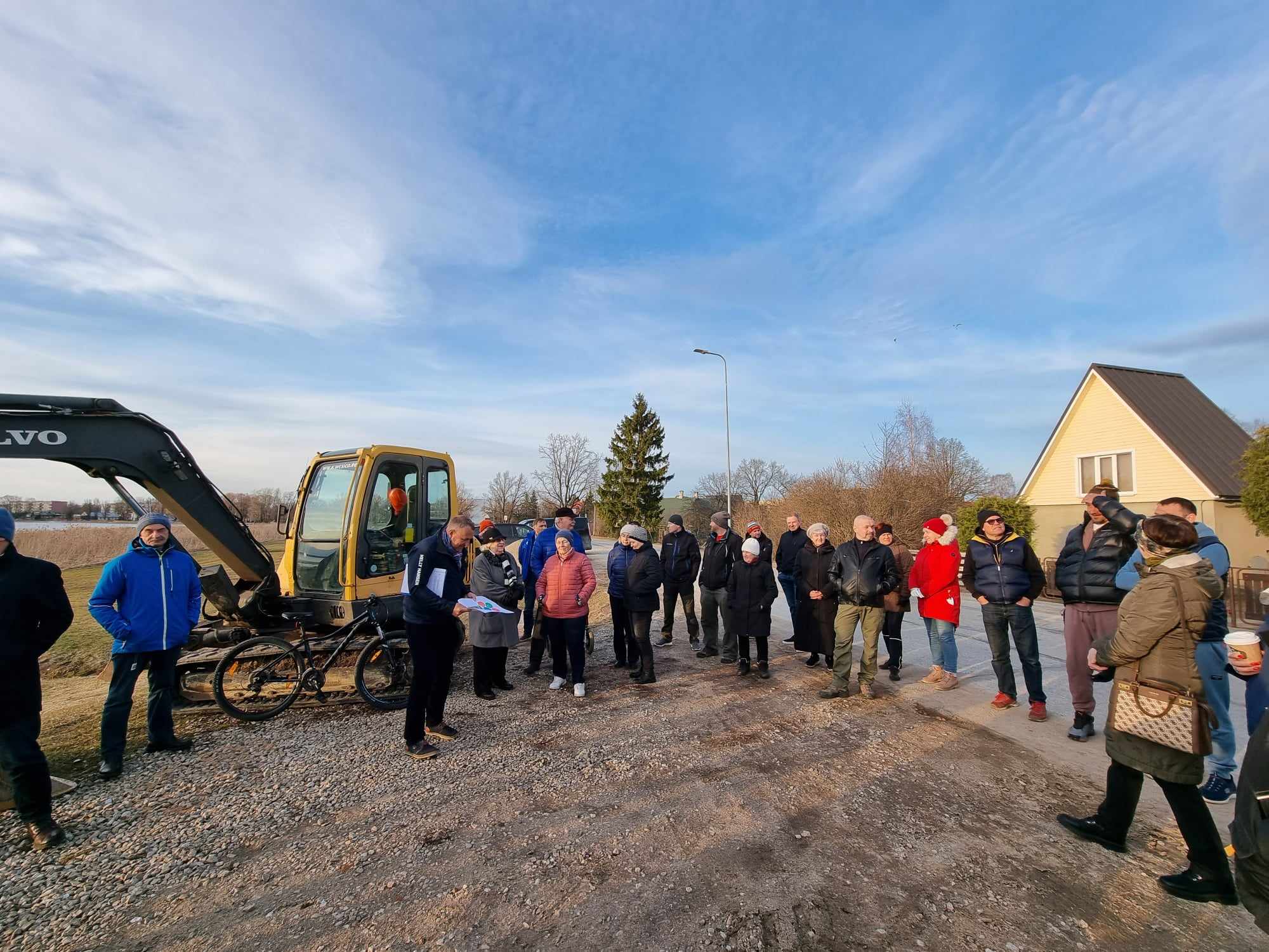  Võru linnapea Kalvi Kõva kuulamas Võlsi piirkonna inimeste rõõme ja muresid.   Foto: Marianne Mett 