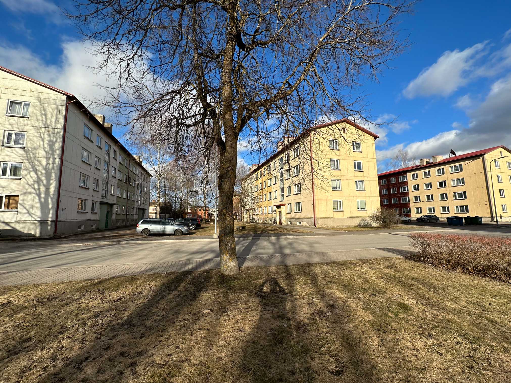 Lembitu 3 ja 5 ning Vabaduse 6 kolm õde kerkisid ehitusregistri andmetel 1962. aastal ja olid tol ajal paneelidest ehitatud kui väga eesrindlik ehitusviis. FOTO: Kalev Annom. FOTOD: Kalev Annom Lembitu 3 ja 5 ning Vabaduse 6 kolm õde kerkisid ehitusregistri andmetel 1962. aastal ja olid tol ajal paneelidest ehitatud kui väga eesrindlik ehitusviis. FOTO: Kalev Annom. FOTOD: Kalev Annom