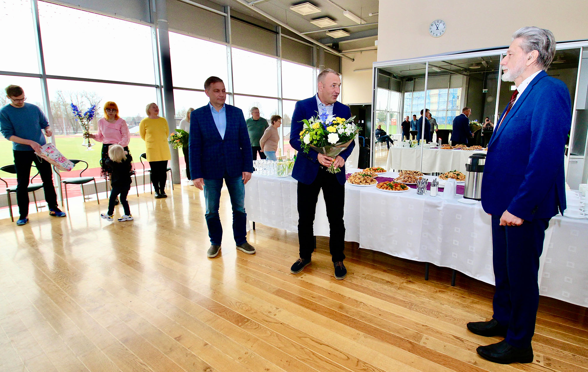 Võrkpallimaestrot Aksel Saali (paremal) õnnitlevad Võru linnapea Kalvi Kõva (keskel) ja abilinnapea Sixten Sild. FOTO: Kalev Annom