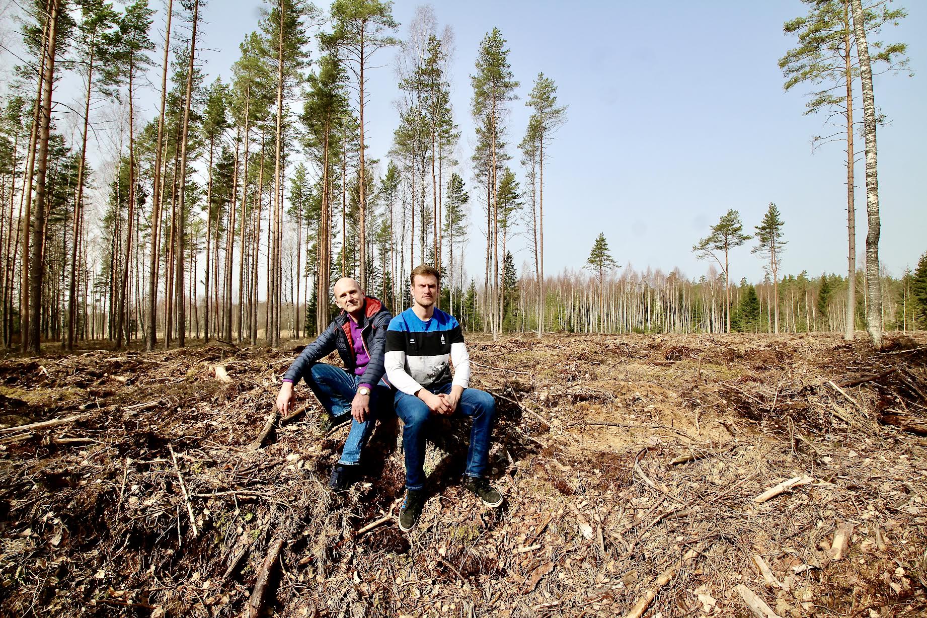 Võrumaa Metsaühistu tegevjuht Erki Sok (vasakul) ja metsnik-metsakasvataja Karl-Gustav Sok Mee-Horsa kinnistu 1,24hektarilisel langil olukorrale hinnangut andmas. FOTO: Kalev Annom