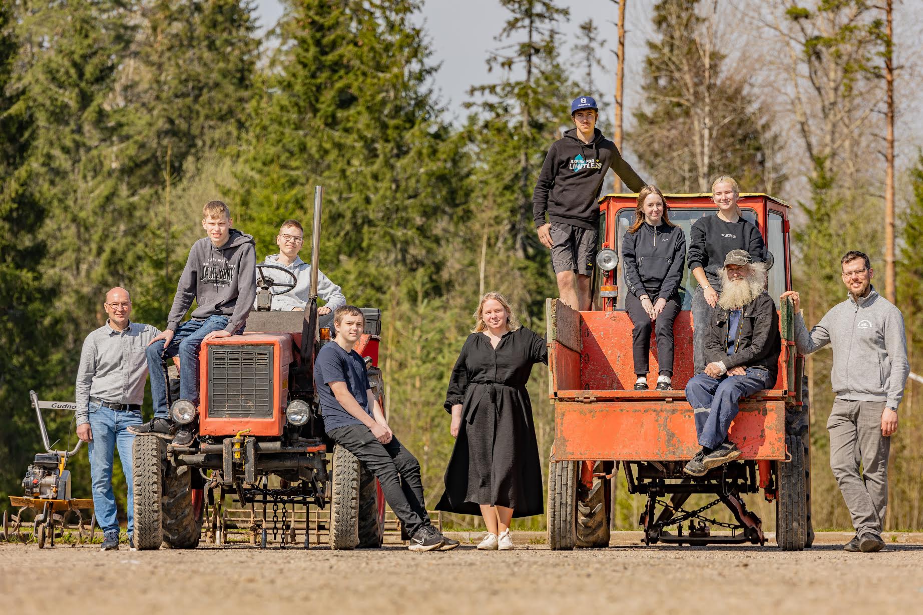 Esmaspäeval korraldas Haanja kool oma õpilastele põllumajandustehnika näituse. Fotol vasakult töö- ja tehnoloogiaõpetuse õpetaja Paavo Rüütli, Andri Linder, Hugo Rüütli, Raimondo Jõgeva, loodusainete õpetaja Kadri Juhanson, Kusti Järg, Kristina Lestberg, Andrika-Anete Sok, Agu Hollo Hartsmäe talust ning hoolekogu esimees Kaarel Simson. Foto: AIGAR NAGEL