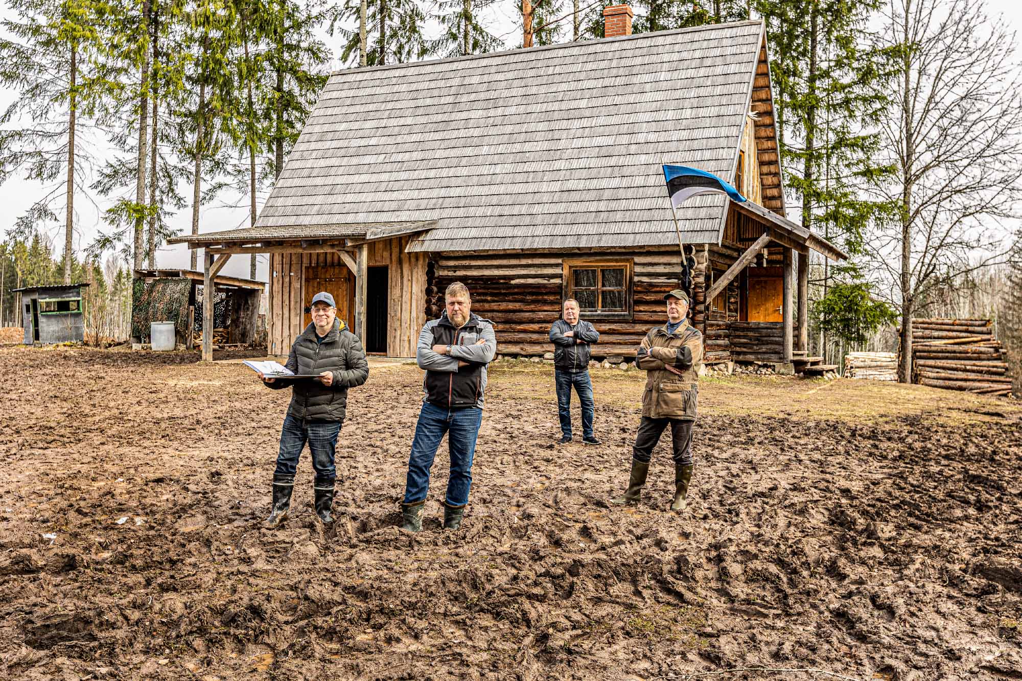 Toomas Kaun (vasakult), Ain Arulepp, Jaanus Pindis ja Urmas Rehe trööstitut olukorda hindamas. FOTO JA VIDEO Aigar Nagel