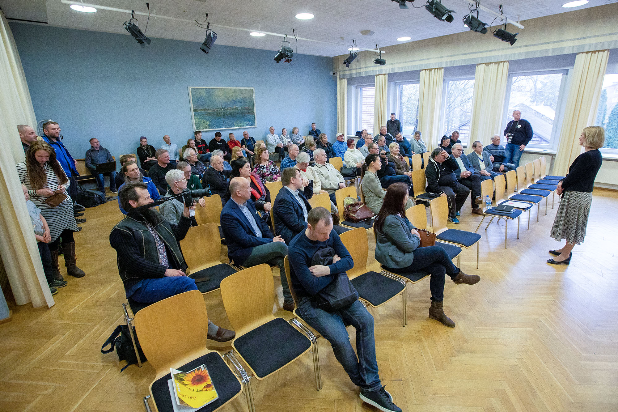 Kaja Kallase visiit tõi Kandle saali rahvast täis. Foto: AIGAR NAGEL