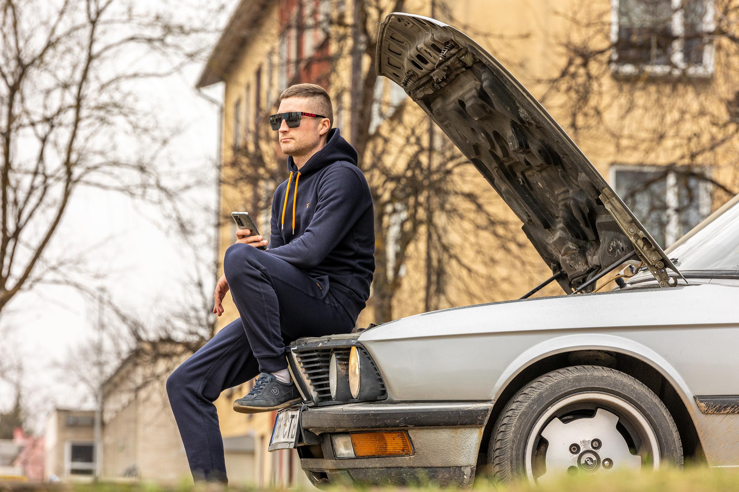 Võrukas Marti Rammul on huvitatud Lõuna-Eestis kasutult seisvate sõidukite endale ostmisest. Automüüjale lubab ta, et sõiduki omanikuvahetus saab korrektselt vormistatud. Foto: AIGAR NAGEL