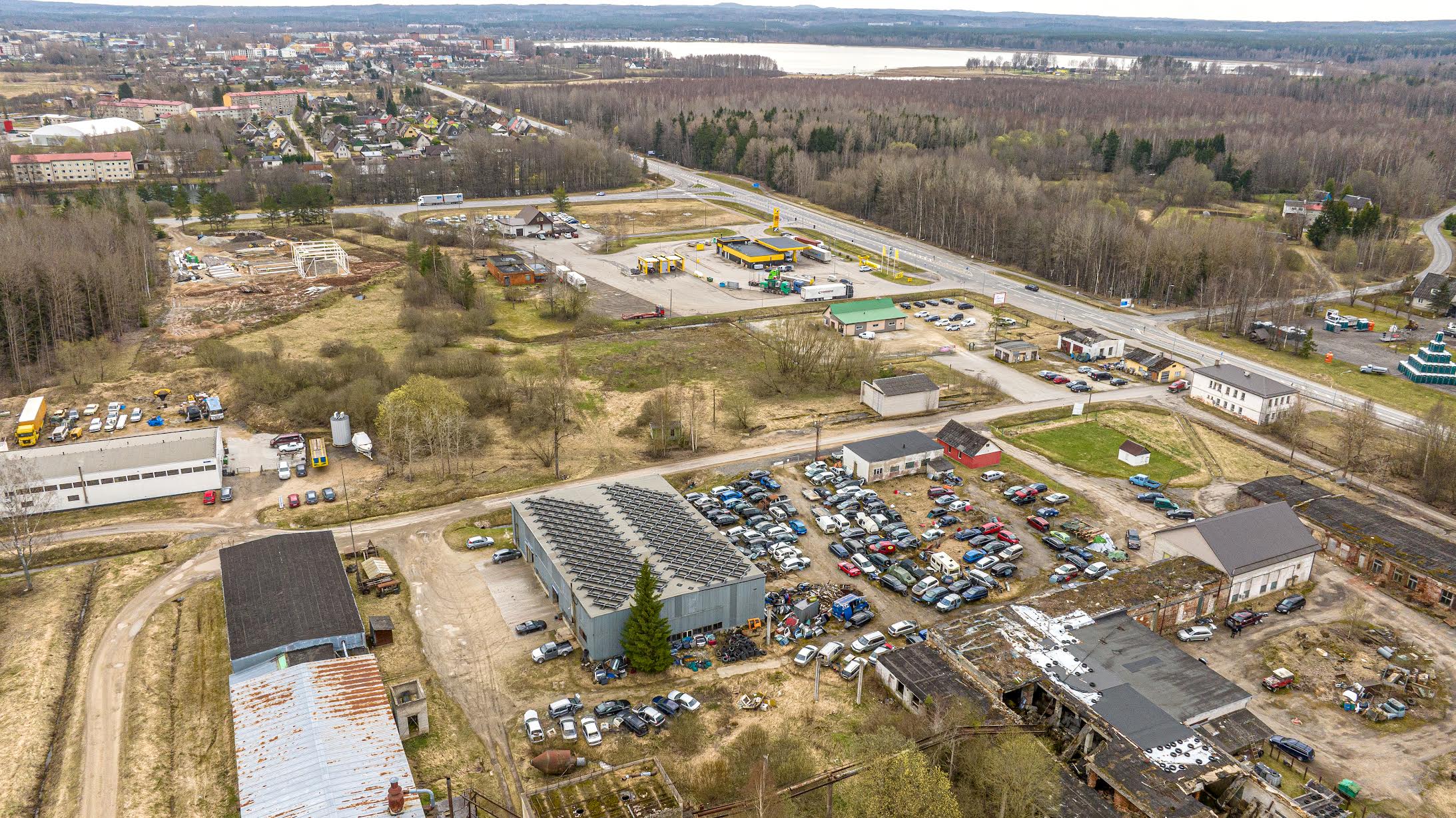 Võrus Tallinna maanteel toimetab järgmise aasta sügisel 30. sünnipäeva tähistav lammutuskoda Mutter ja Polt. Tuues oma autoromu ametlikku lammutuskohta, saab autoomanik kindluse, et see elektroonsel teel tema nimelt maha kantakse. Foto: AIGAR NAGEL